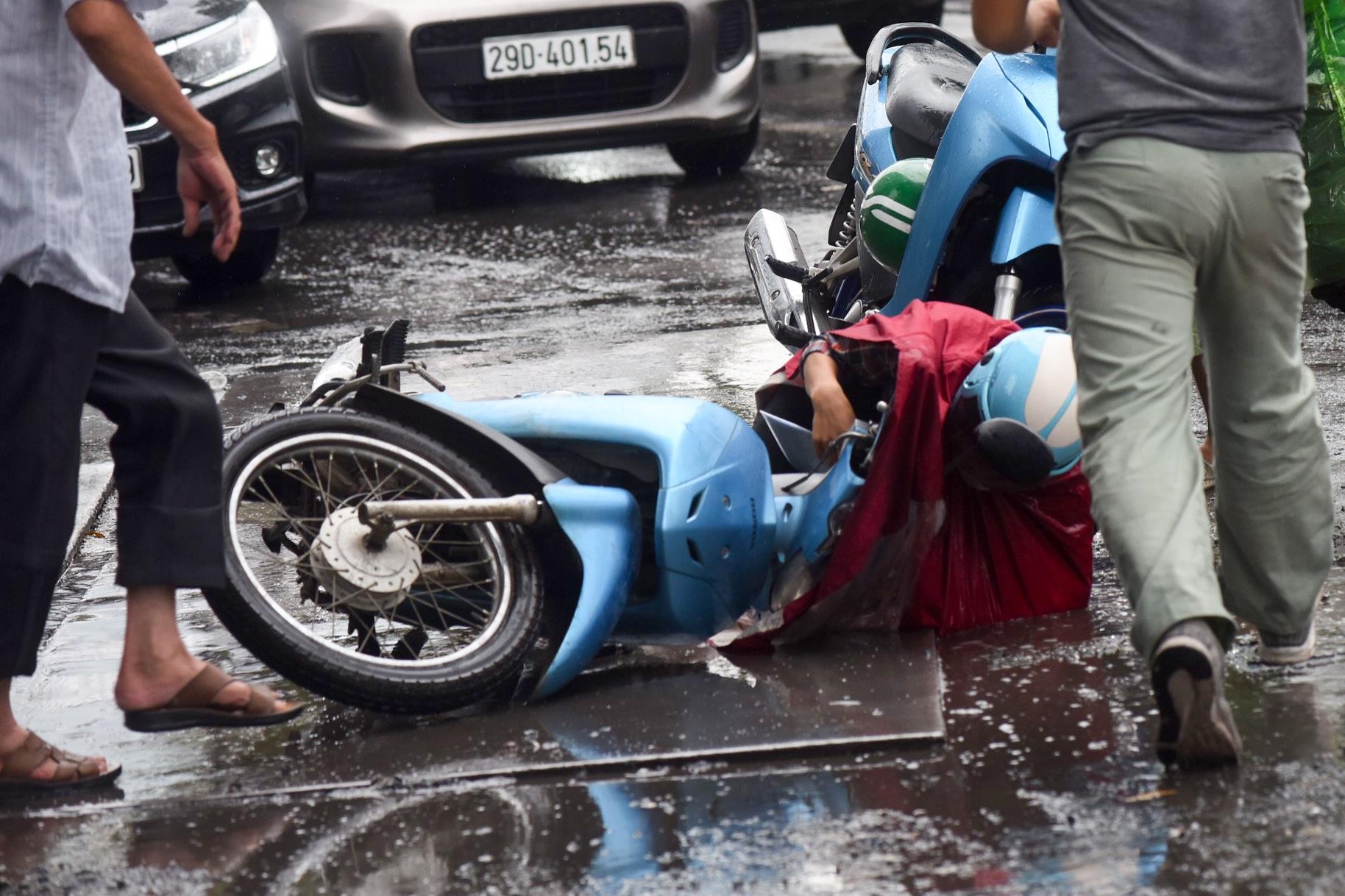 Nga lan truoc dau oto vi mua ngap, un tac dau gio sang hinh anh