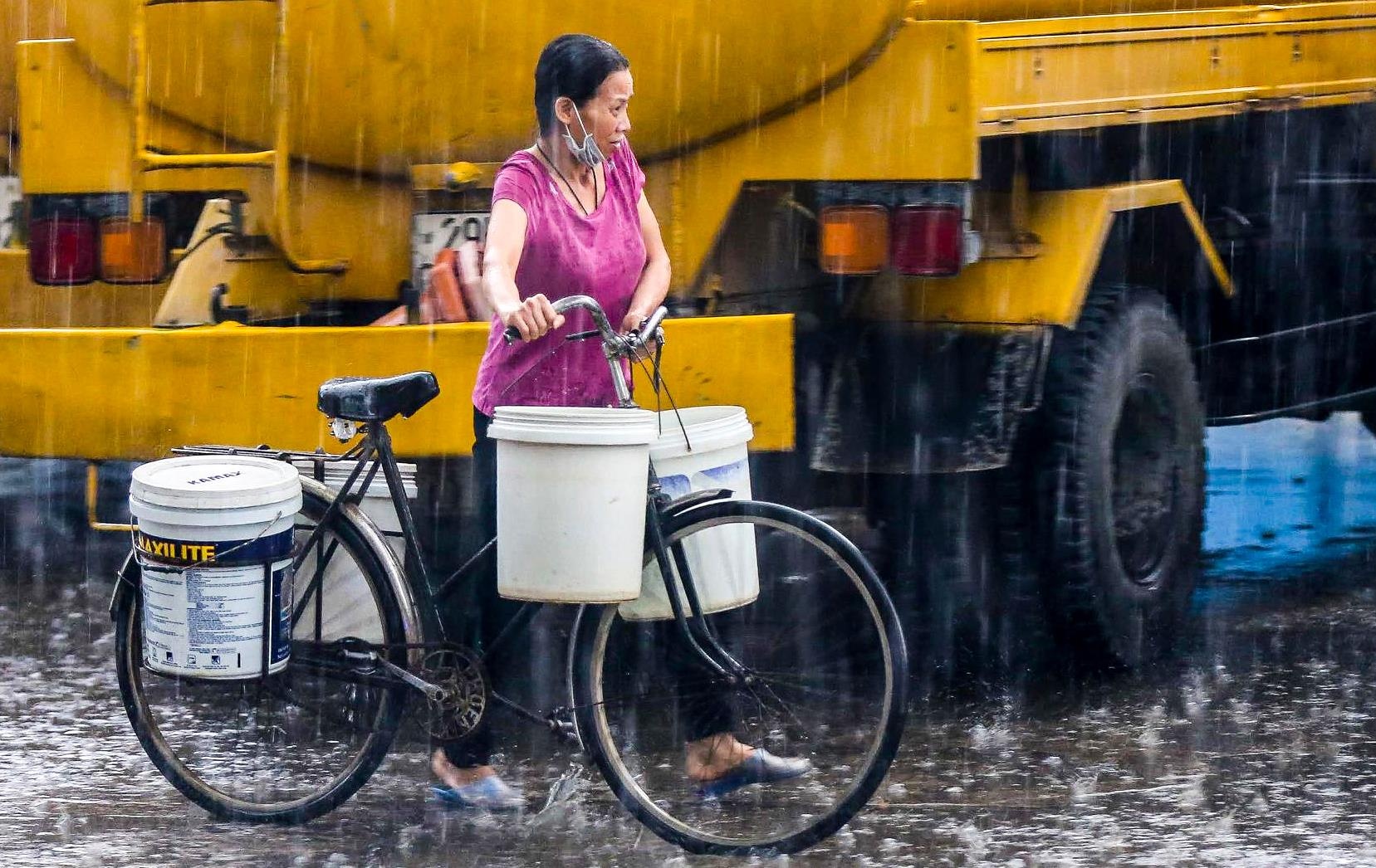 Cuoc song nguoi Ha Noi dao lon trong con khung hoang nuoc hinh anh