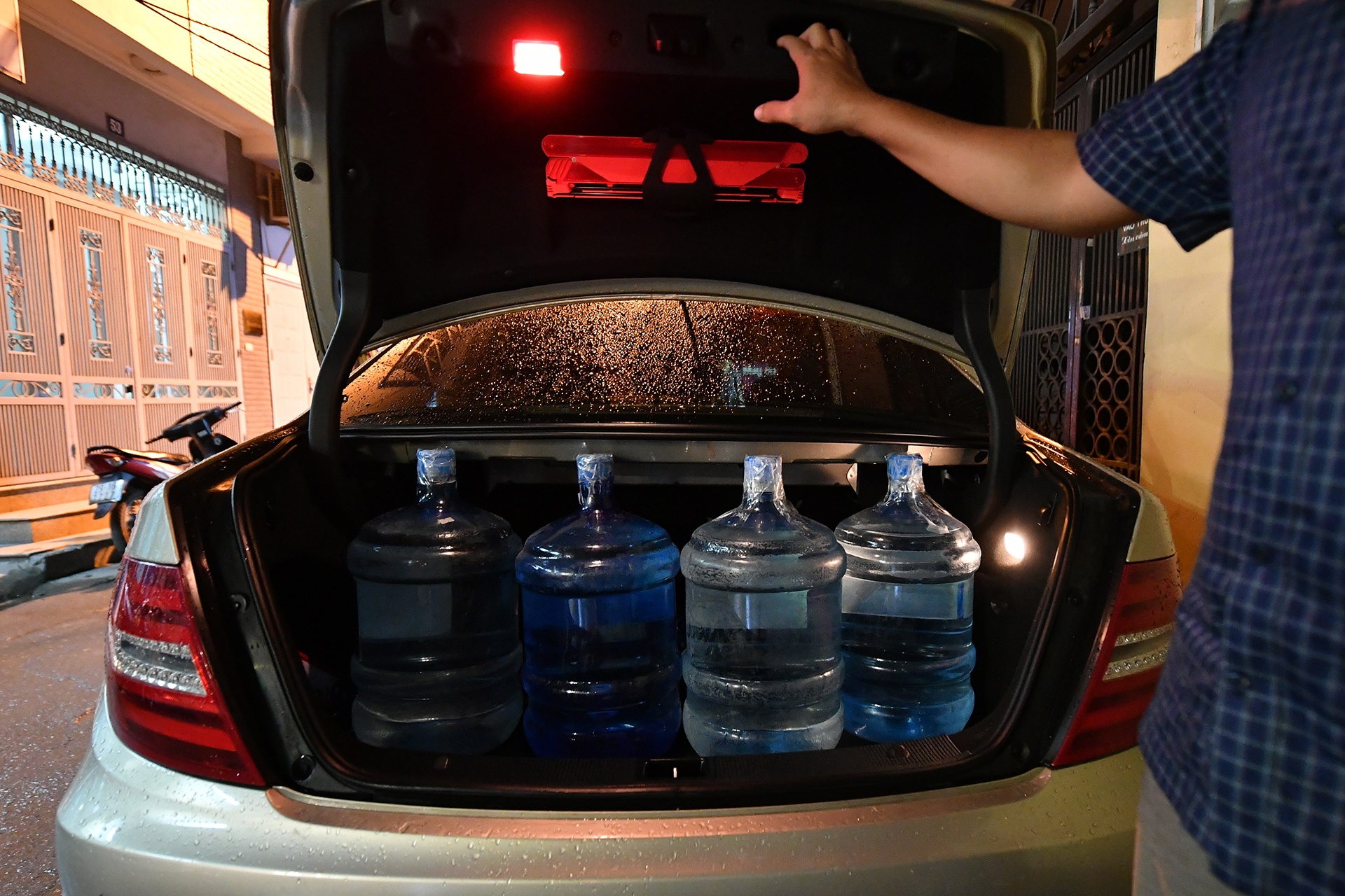 người dân Hà Nội xếp hàng lấy nước sạch ảnh 25 nguoi dan Ha Noi xep hang lay nuoc sach anh 25