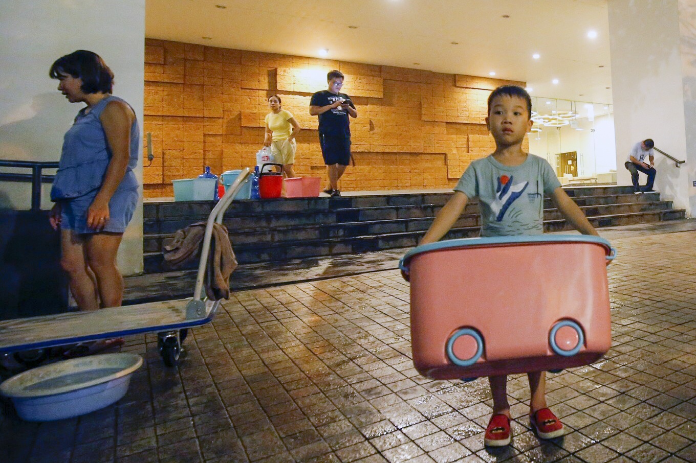 người dân Hà Nội xếp hàng lấy nước sạch ảnh 21 nguoi dan Ha Noi xep hang lay nuoc sach anh 21