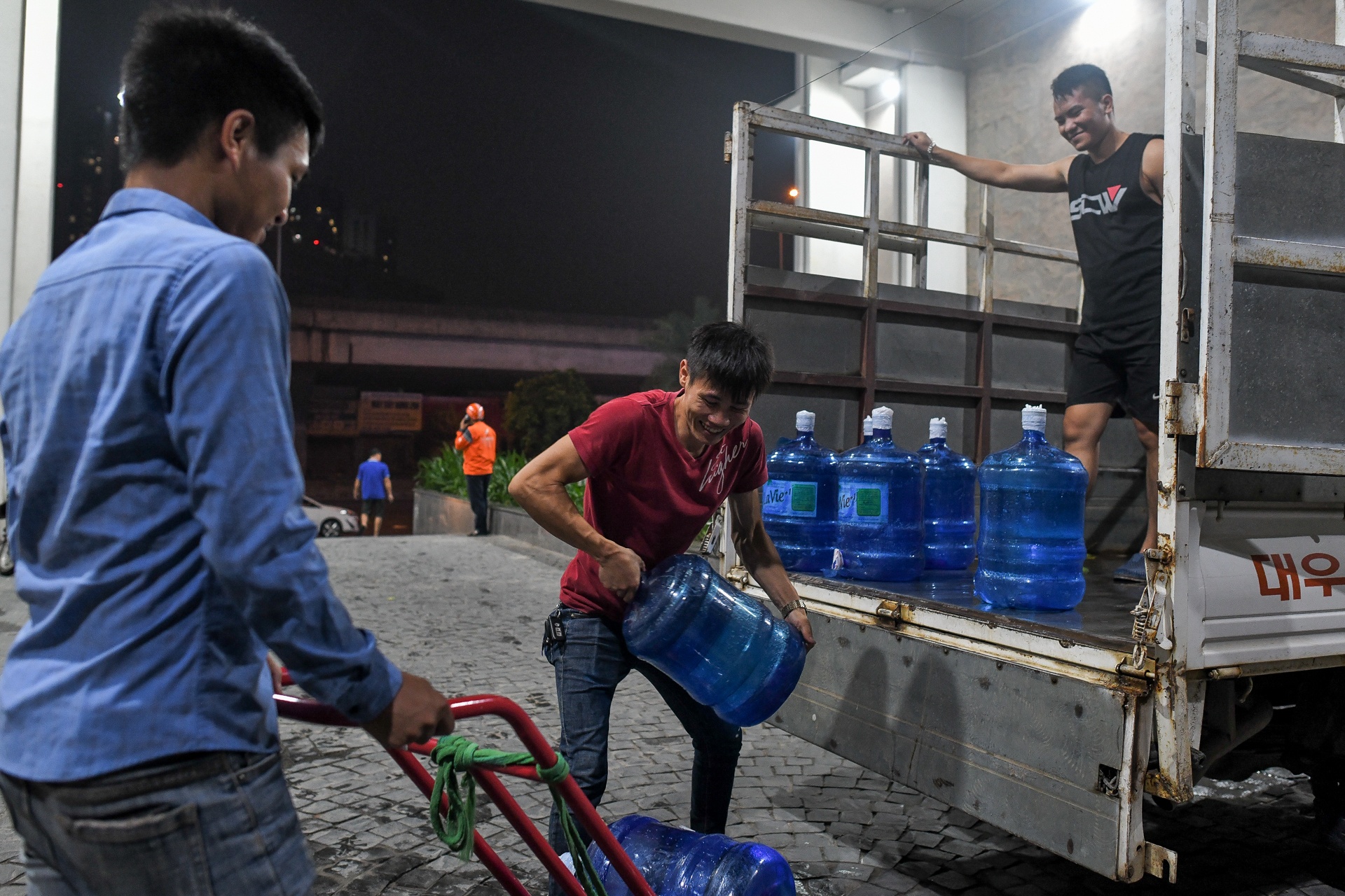 người dân Hà Nội xếp hàng lấy nước sạch ảnh 19 nguoi dan Ha Noi xep hang lay nuoc sach anh 19