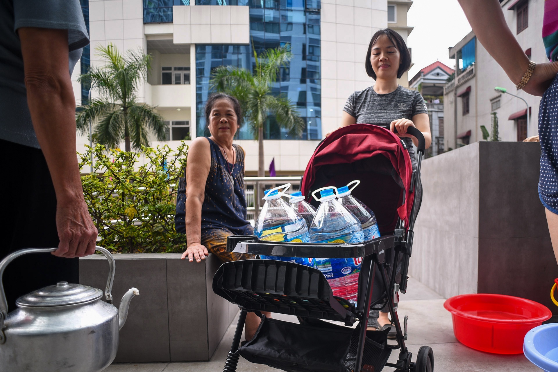 người dân Hà Nội xếp hàng lấy nước sạch ảnh 18 nguoi dan Ha Noi xep hang lay nuoc sach anh 18