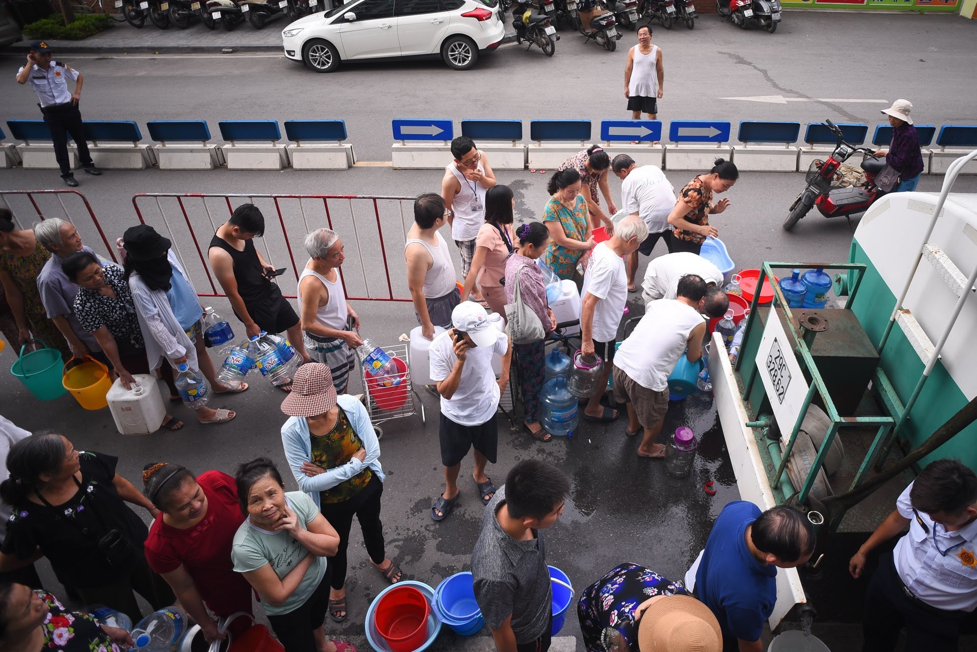 người dân Hà Nội xếp hàng lấy nước sạch ảnh 15 nguoi dan Ha Noi xep hang lay nuoc sach anh 15