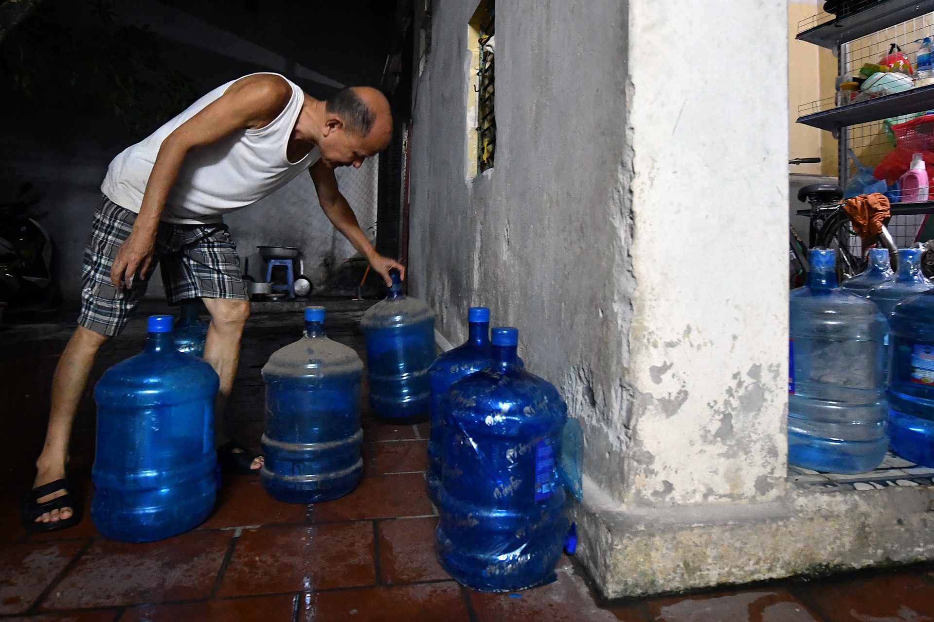 người dân Hà Nội xếp hàng lấy nước sạch ảnh 23 nguoi dan Ha Noi xep hang lay nuoc sach anh 23