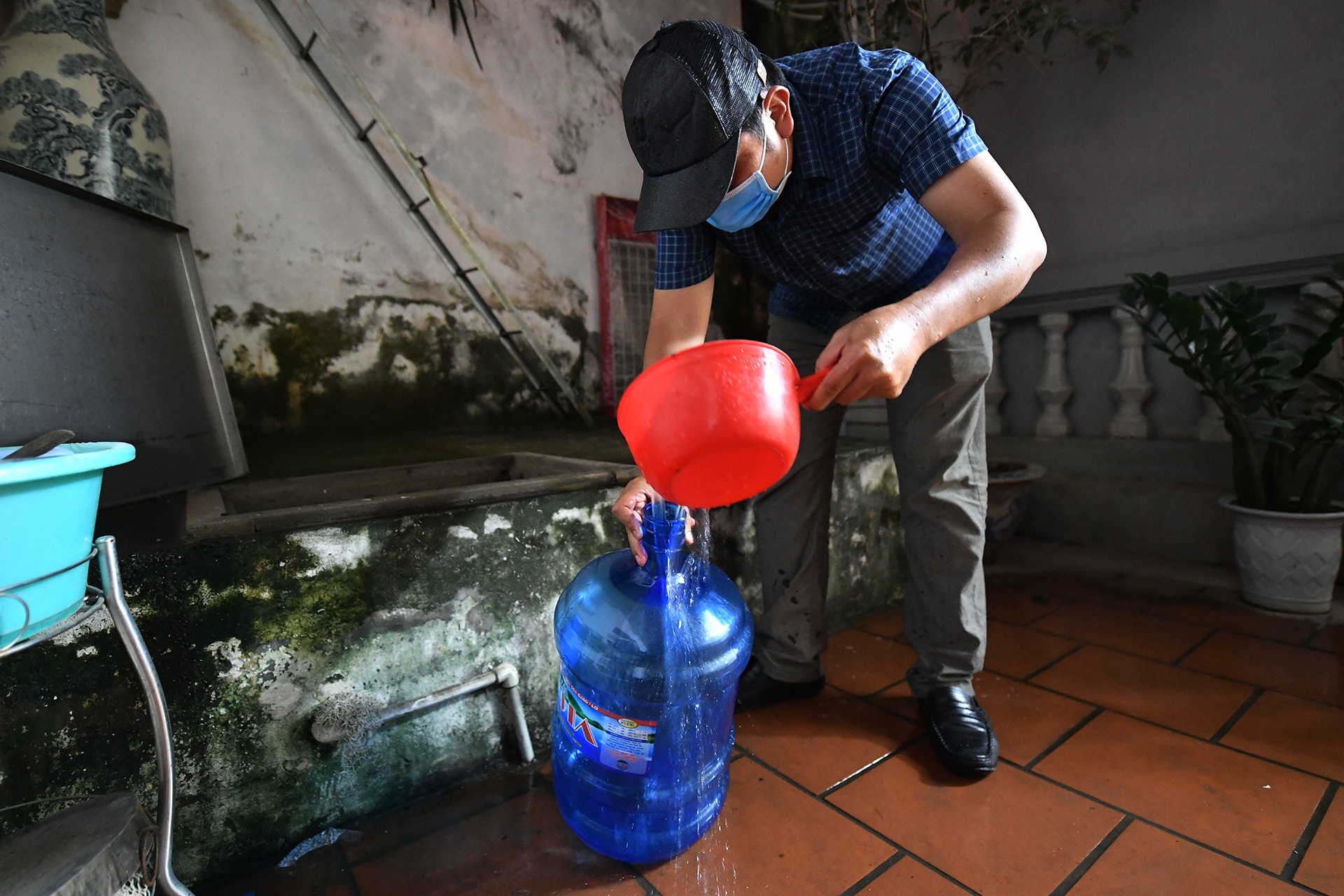 người dân Hà Nội xếp hàng lấy nước sạch ảnh 24 nguoi dan Ha Noi xep hang lay nuoc sach anh 24