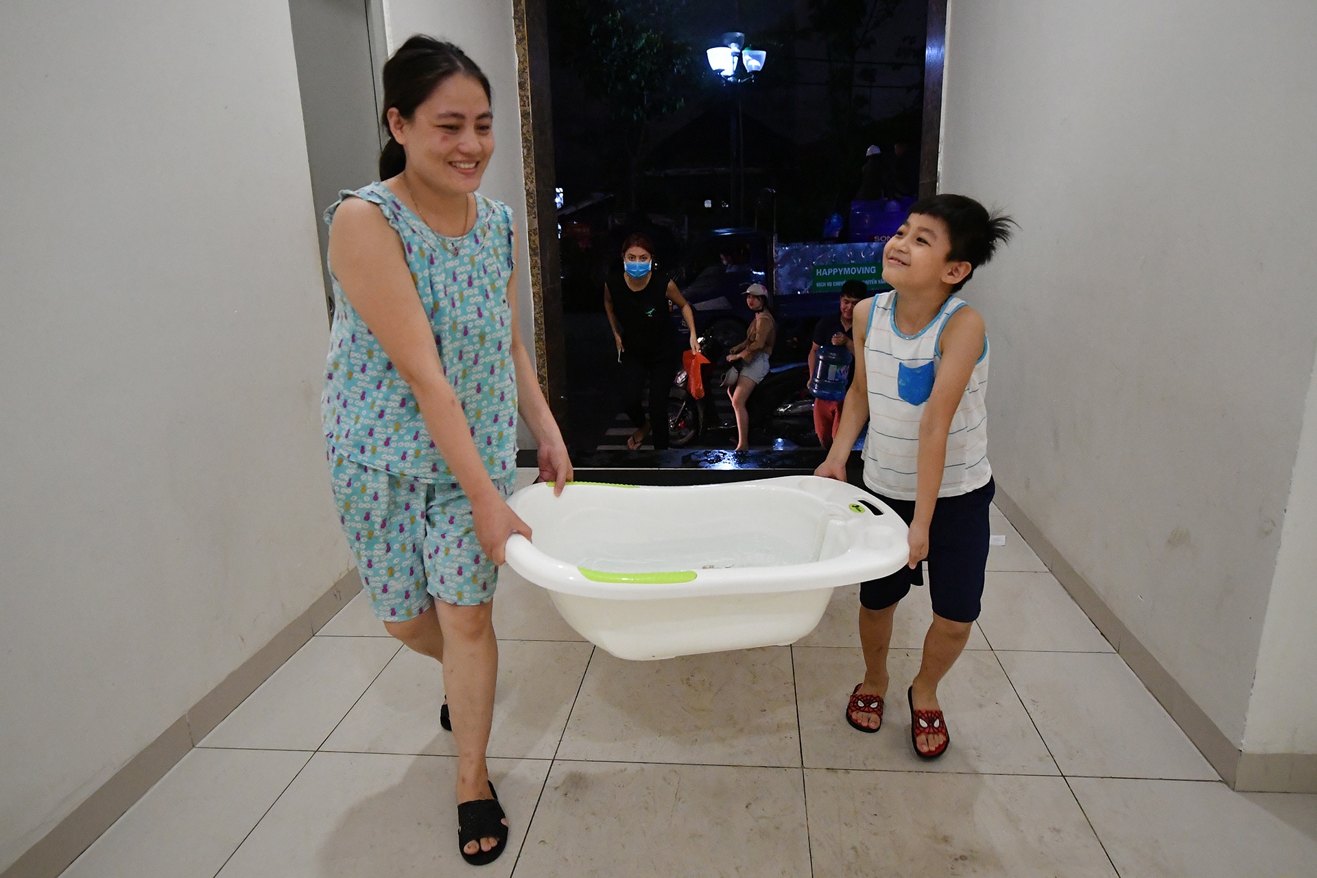 người dân Hà Nội xếp hàng lấy nước sạch ảnh 30 nguoi dan Ha Noi xep hang lay nuoc sach anh 30