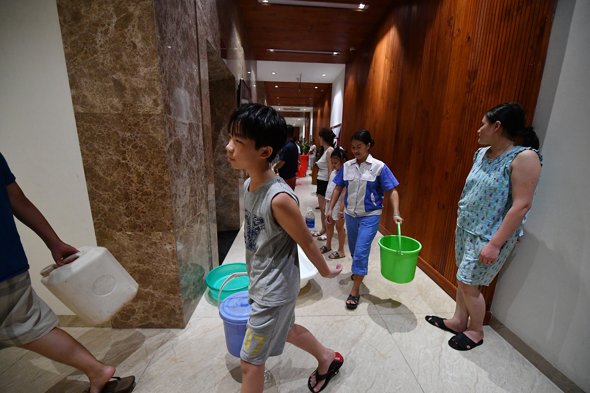 người dân Hà Nội xếp hàng lấy nước sạch ảnh 27 nguoi dan Ha Noi xep hang lay nuoc sach anh 27