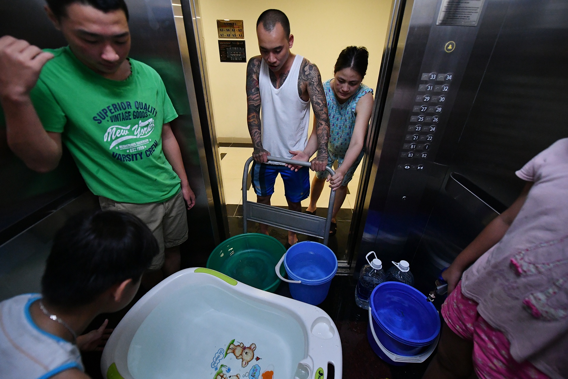 người dân Hà Nội xếp hàng lấy nước sạch ảnh 28 nguoi dan Ha Noi xep hang lay nuoc sach anh 28