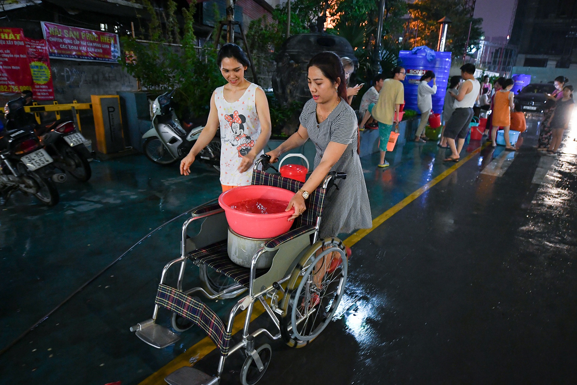 người dân Hà Nội xếp hàng lấy nước sạch ảnh 29 nguoi dan Ha Noi xep hang lay nuoc sach anh 29