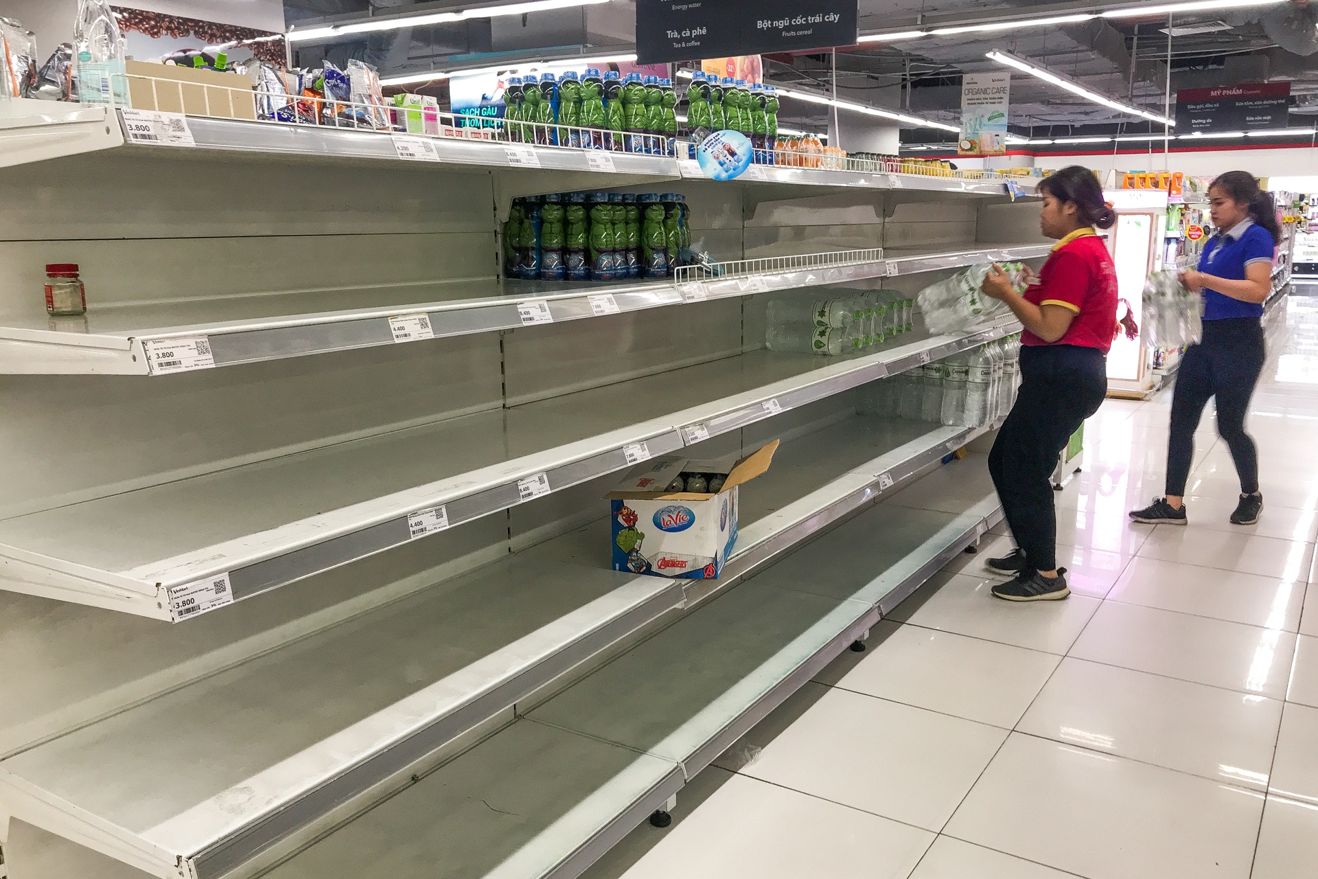 người dân Hà Nội xếp hàng lấy nước sạch ảnh 39 nguoi dan Ha Noi xep hang lay nuoc sach anh 39