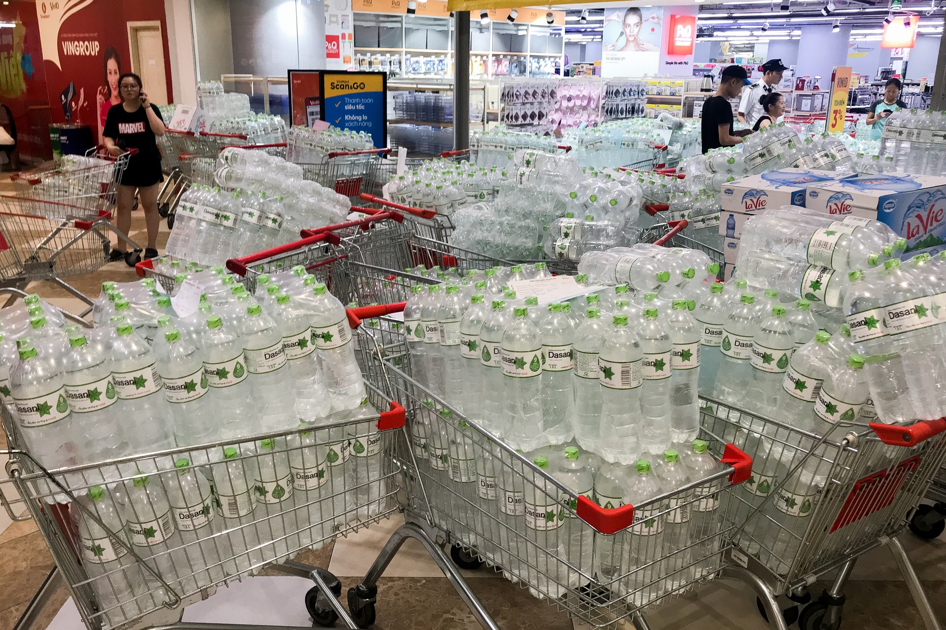 người dân Hà Nội xếp hàng lấy nước sạch ảnh 41 nguoi dan Ha Noi xep hang lay nuoc sach anh 41