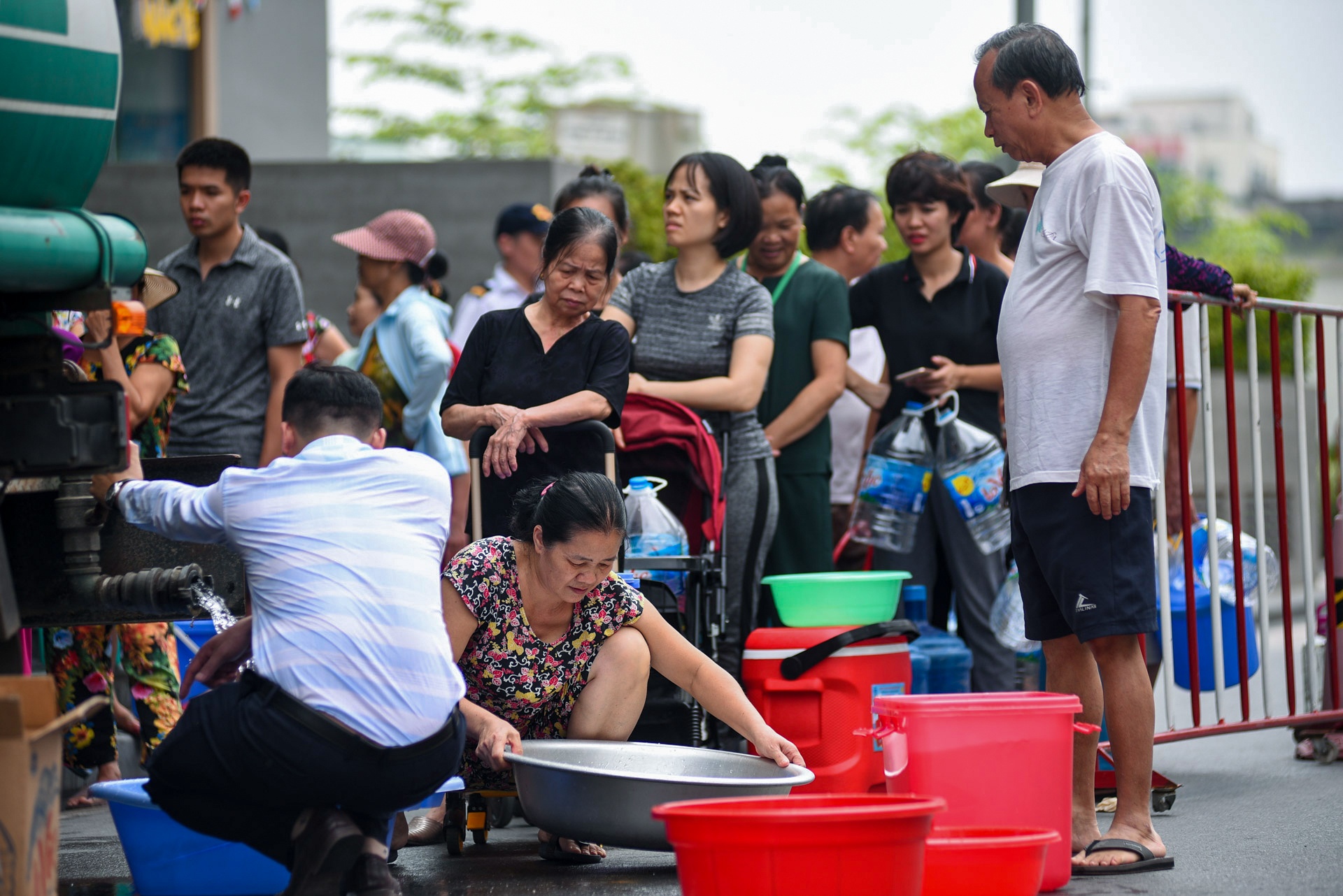 người dân Hà Nội xếp hàng lấy nước sạch ảnh 16 nguoi dan Ha Noi xep hang lay nuoc sach anh 16