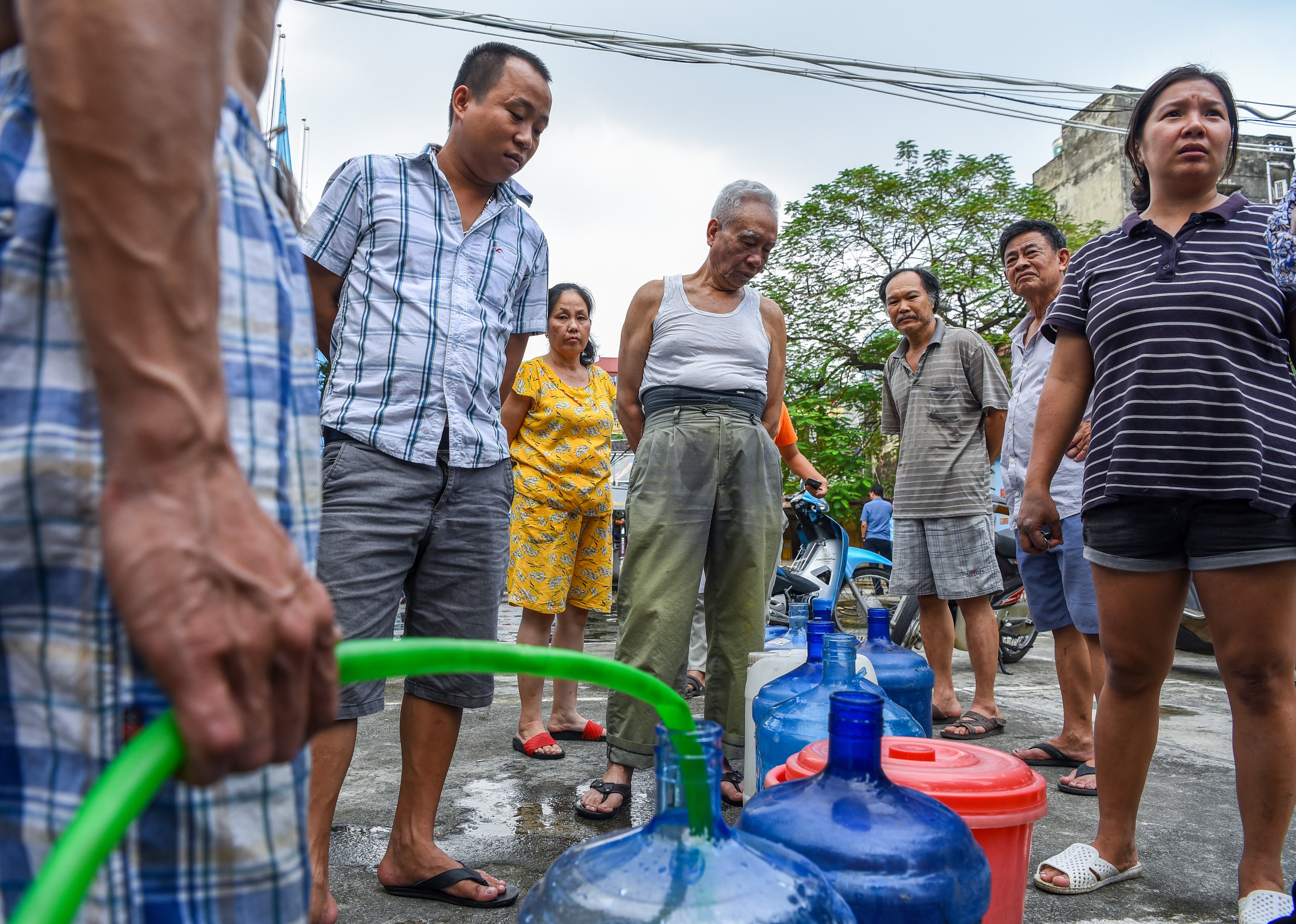 người dân Hà Nội xếp hàng lấy nước sạch ảnh 5 nguoi dan Ha Noi xep hang lay nuoc sach anh 5