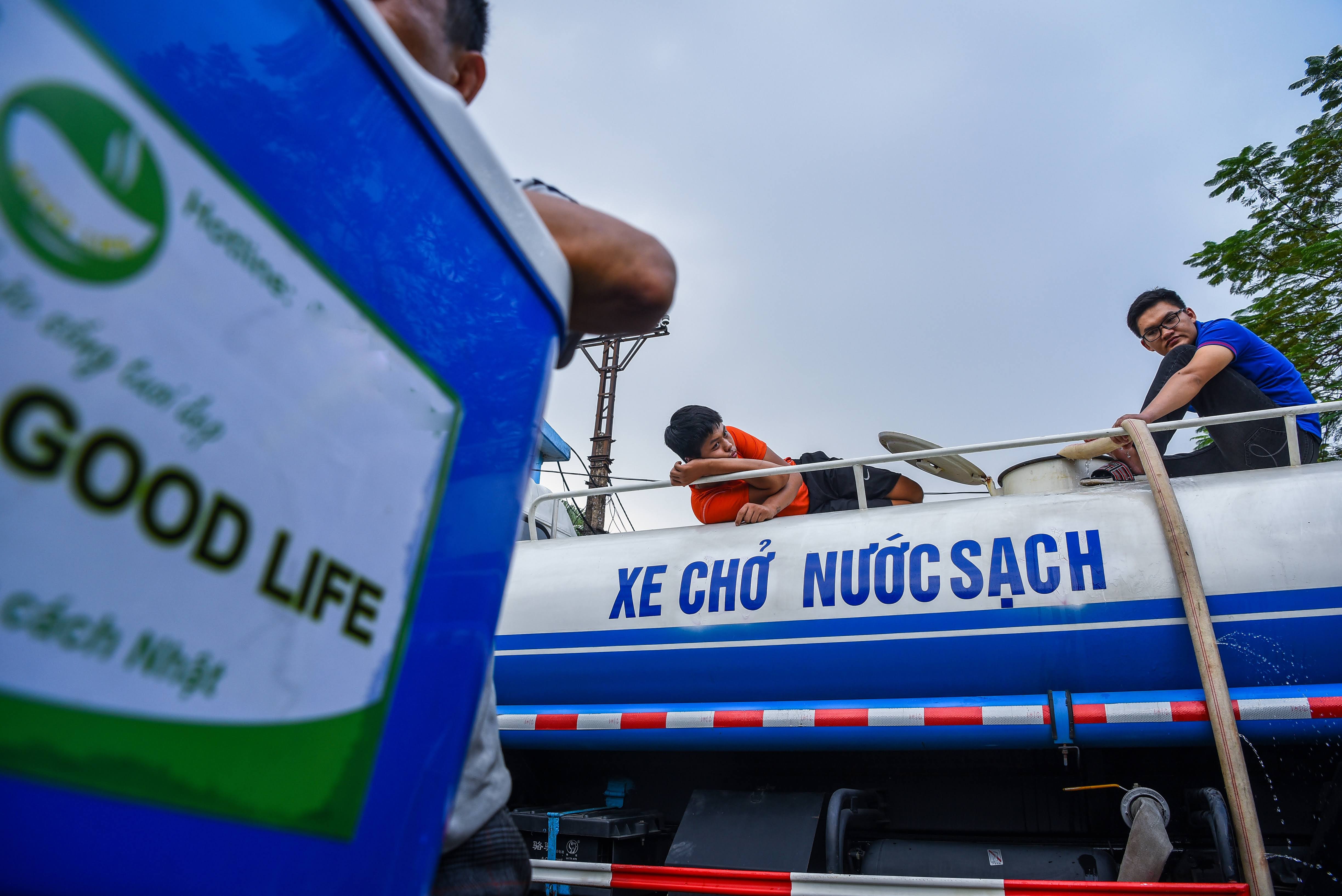 người dân Hà Nội xếp hàng lấy nước sạch ảnh 42 nguoi dan Ha Noi xep hang lay nuoc sach anh 42