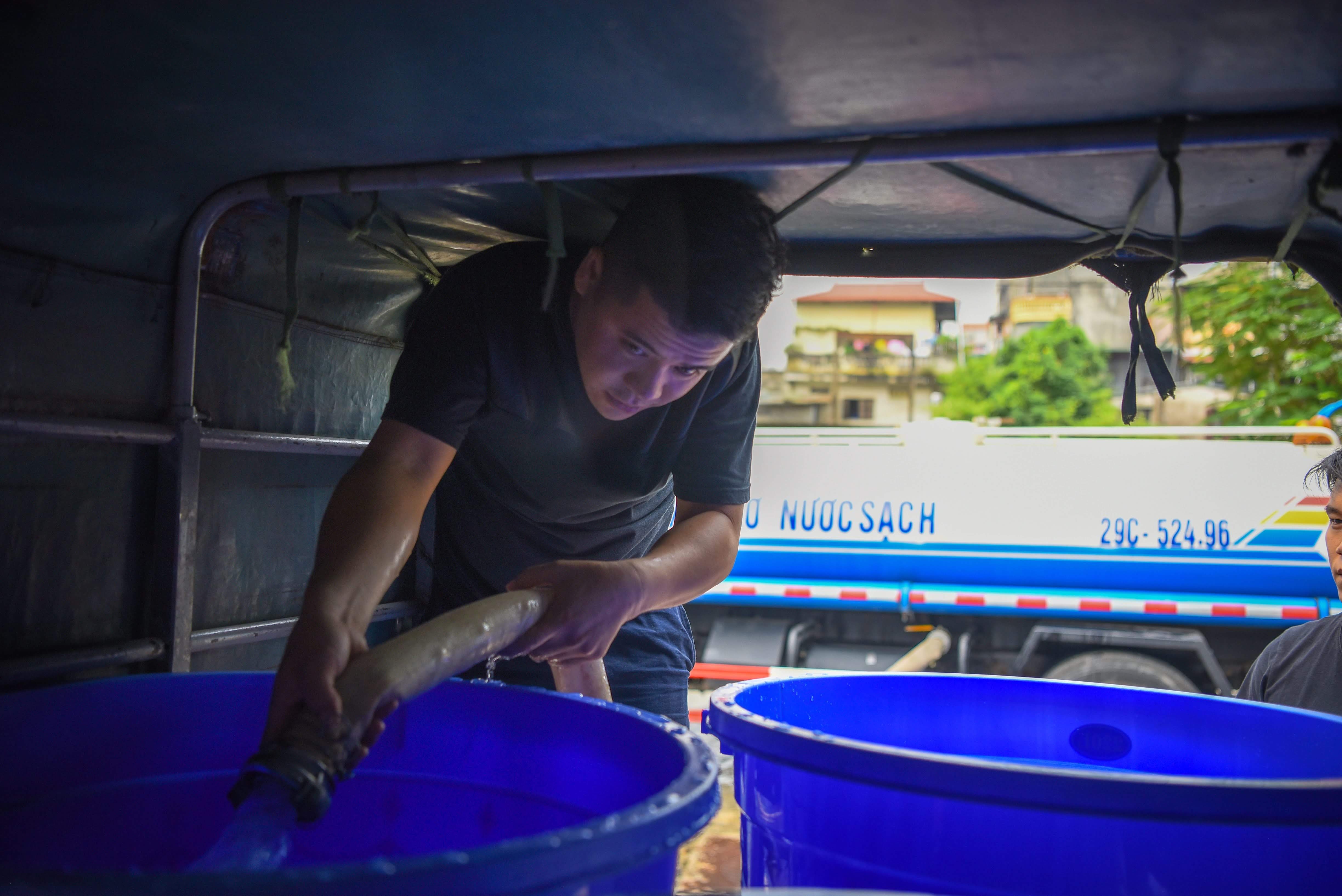 người dân Hà Nội xếp hàng lấy nước sạch ảnh 6 nguoi dan Ha Noi xep hang lay nuoc sach anh 6