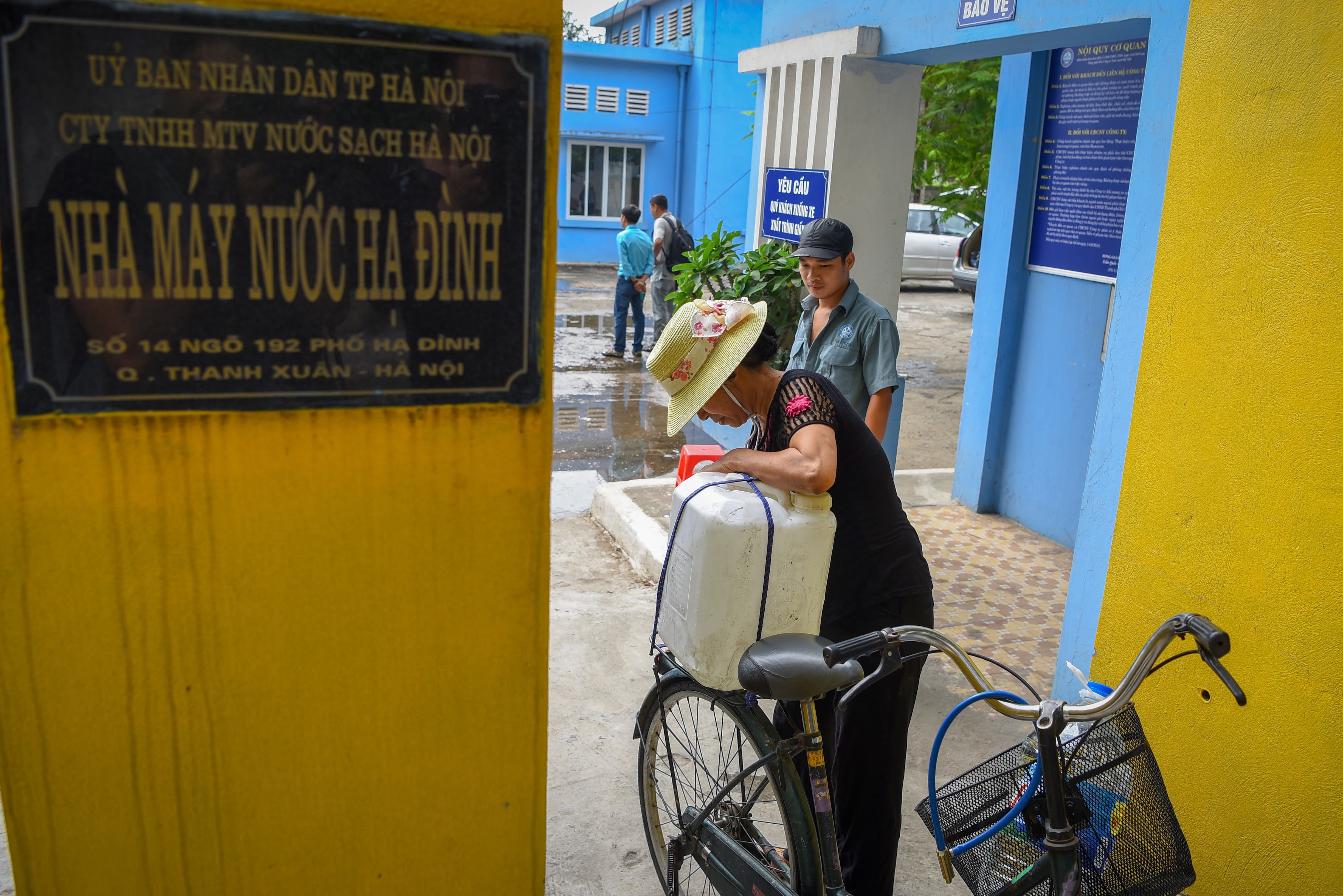 người dân Hà Nội xếp hàng lấy nước sạch ảnh 7 nguoi dan Ha Noi xep hang lay nuoc sach anh 7