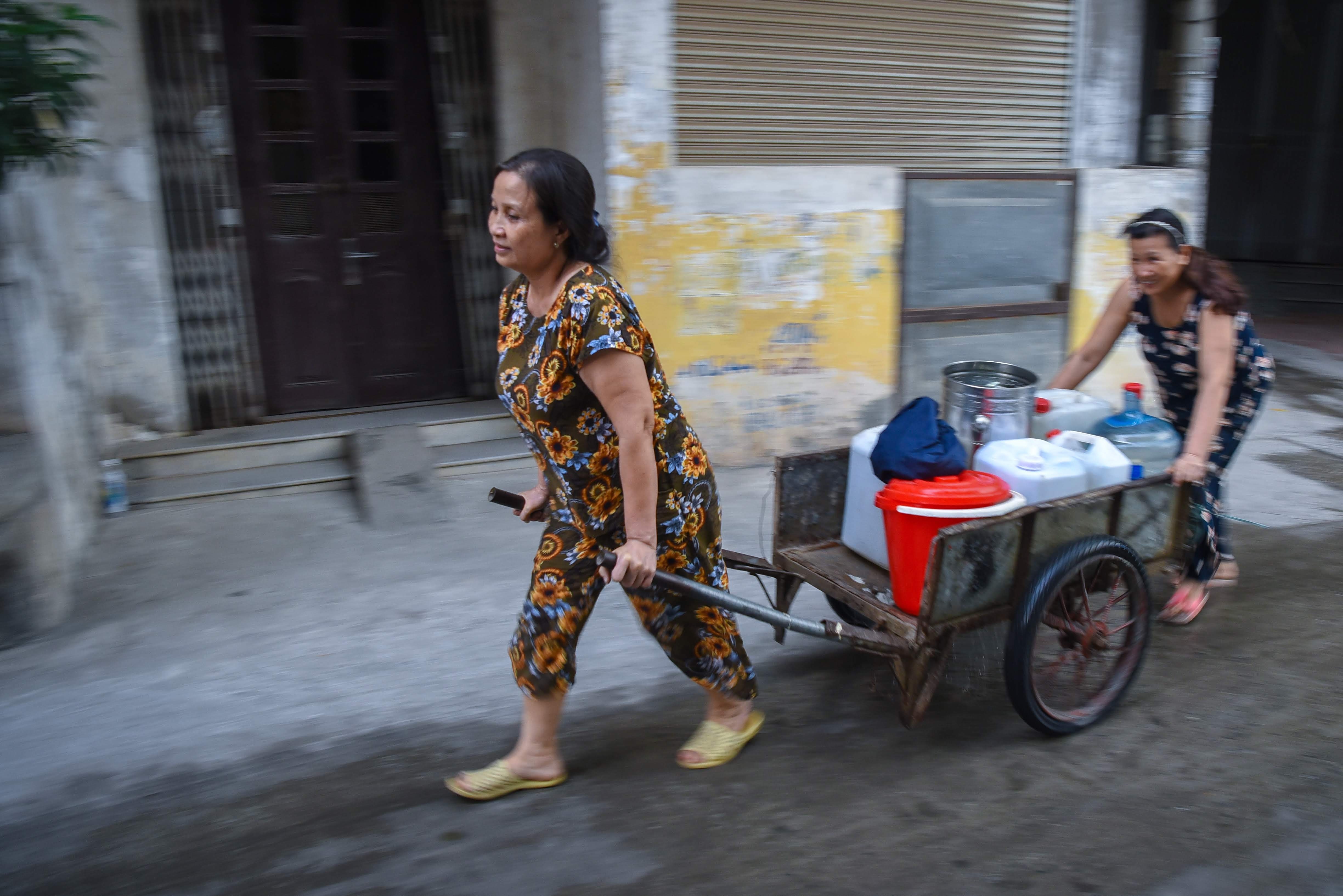 người dân Hà Nội xếp hàng lấy nước sạch ảnh 4 nguoi dan Ha Noi xep hang lay nuoc sach anh 4