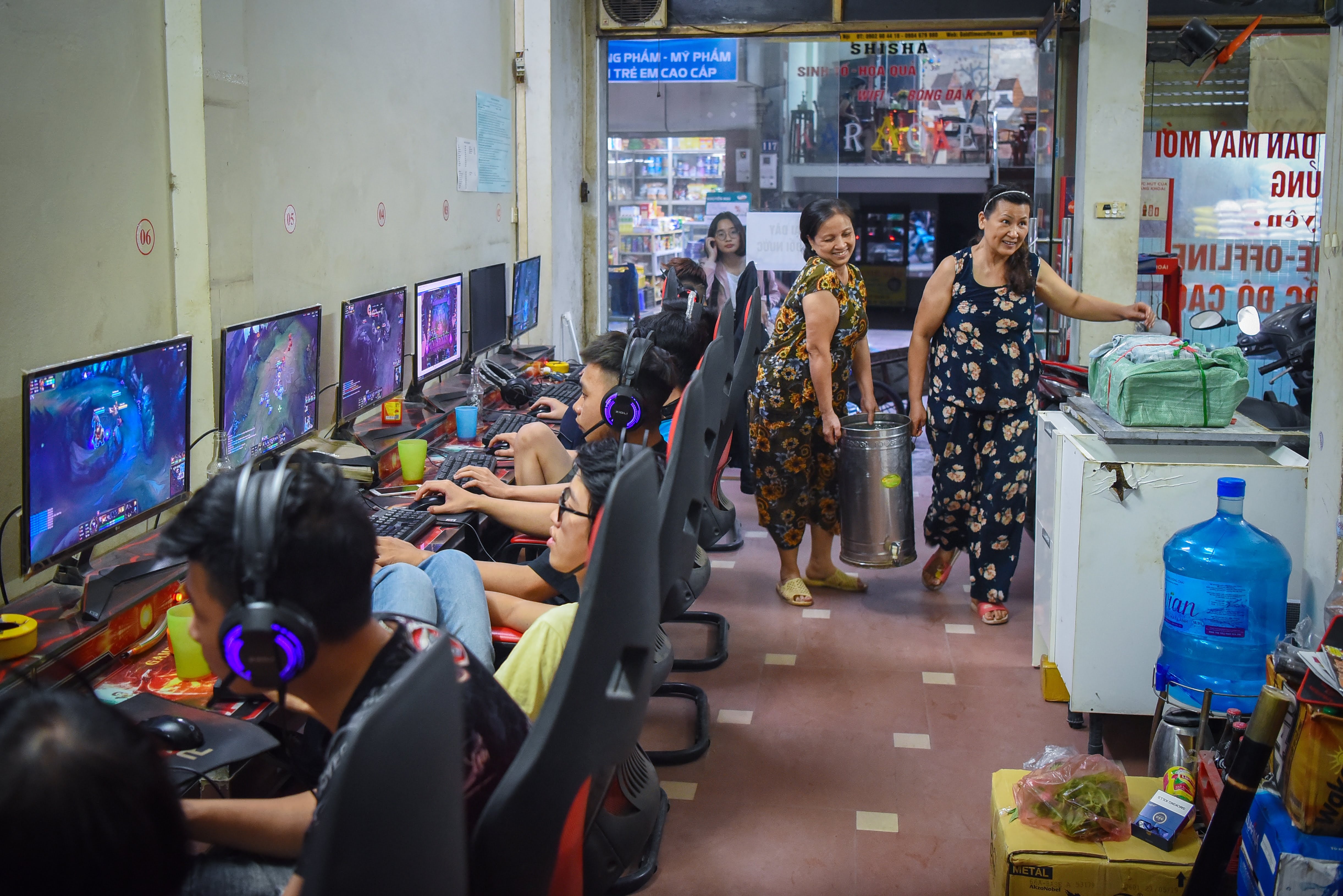 người dân Hà Nội xếp hàng lấy nước sạch ảnh 9 nguoi dan Ha Noi xep hang lay nuoc sach anh 9