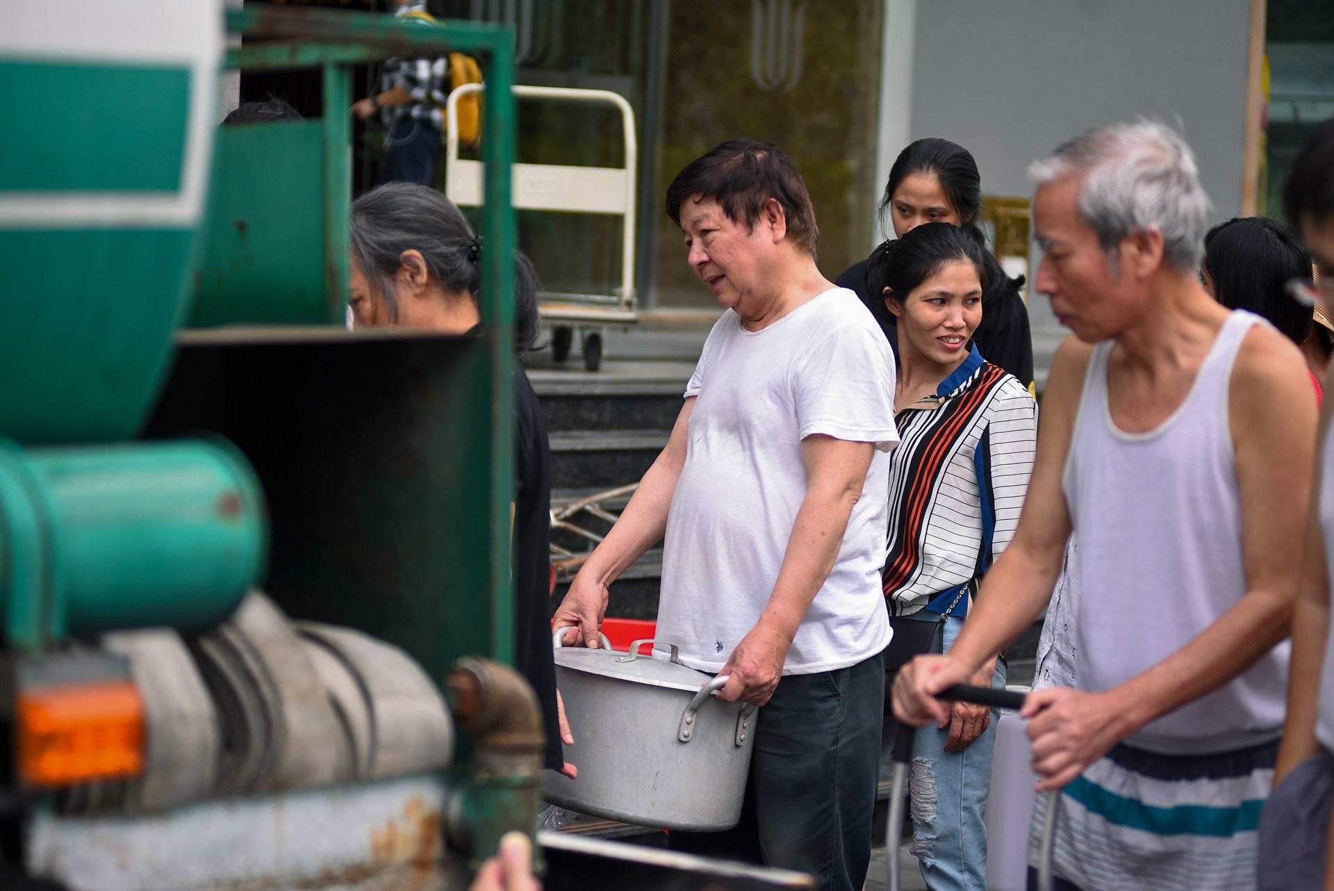 người dân Hà Nội xếp hàng lấy nước sạch ảnh 17 nguoi dan Ha Noi xep hang lay nuoc sach anh 17