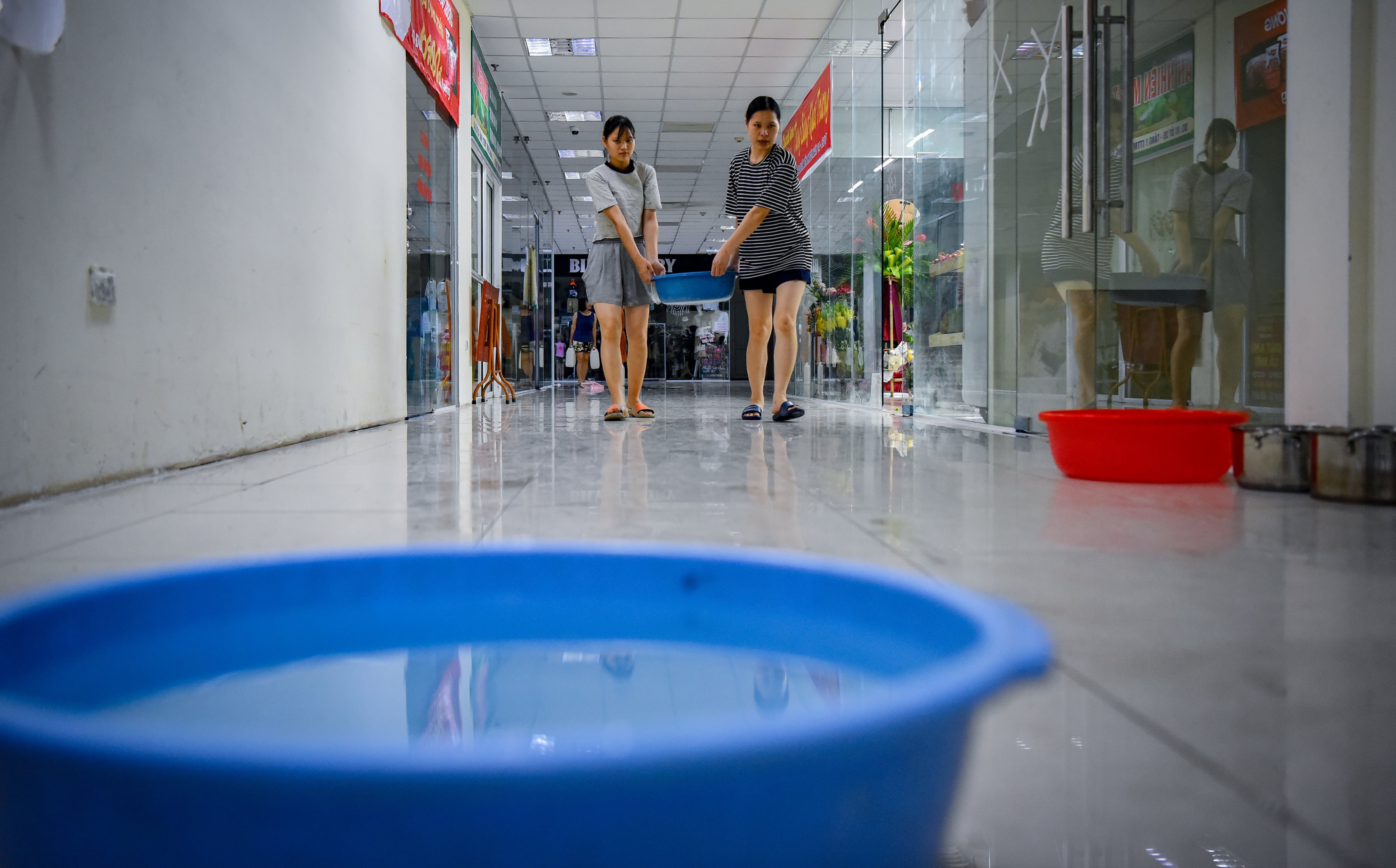 người dân Hà Nội xếp hàng lấy nước sạch ảnh 32 nguoi dan Ha Noi xep hang lay nuoc sach anh 32