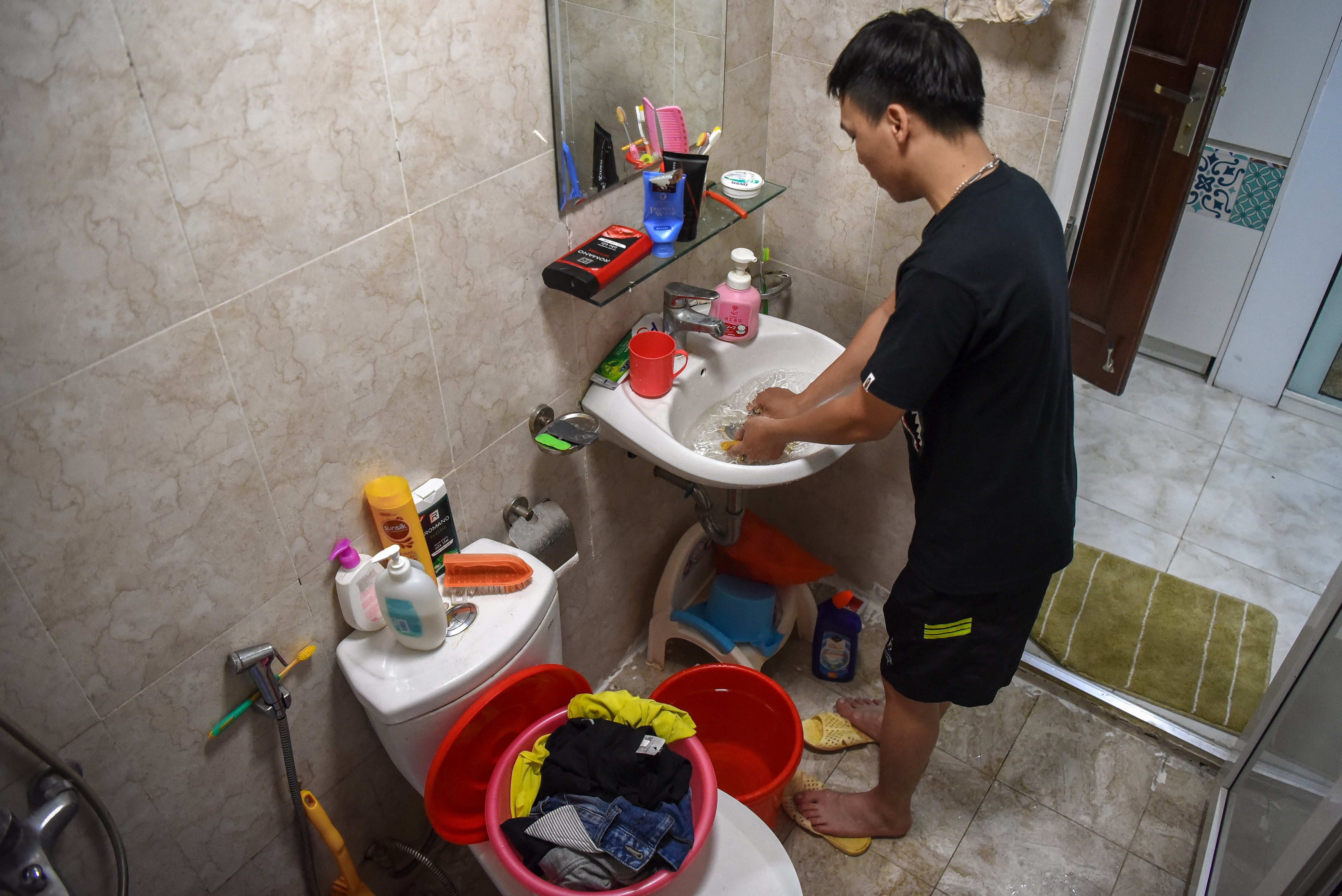 người dân Hà Nội xếp hàng lấy nước sạch ảnh 34 nguoi dan Ha Noi xep hang lay nuoc sach anh 34