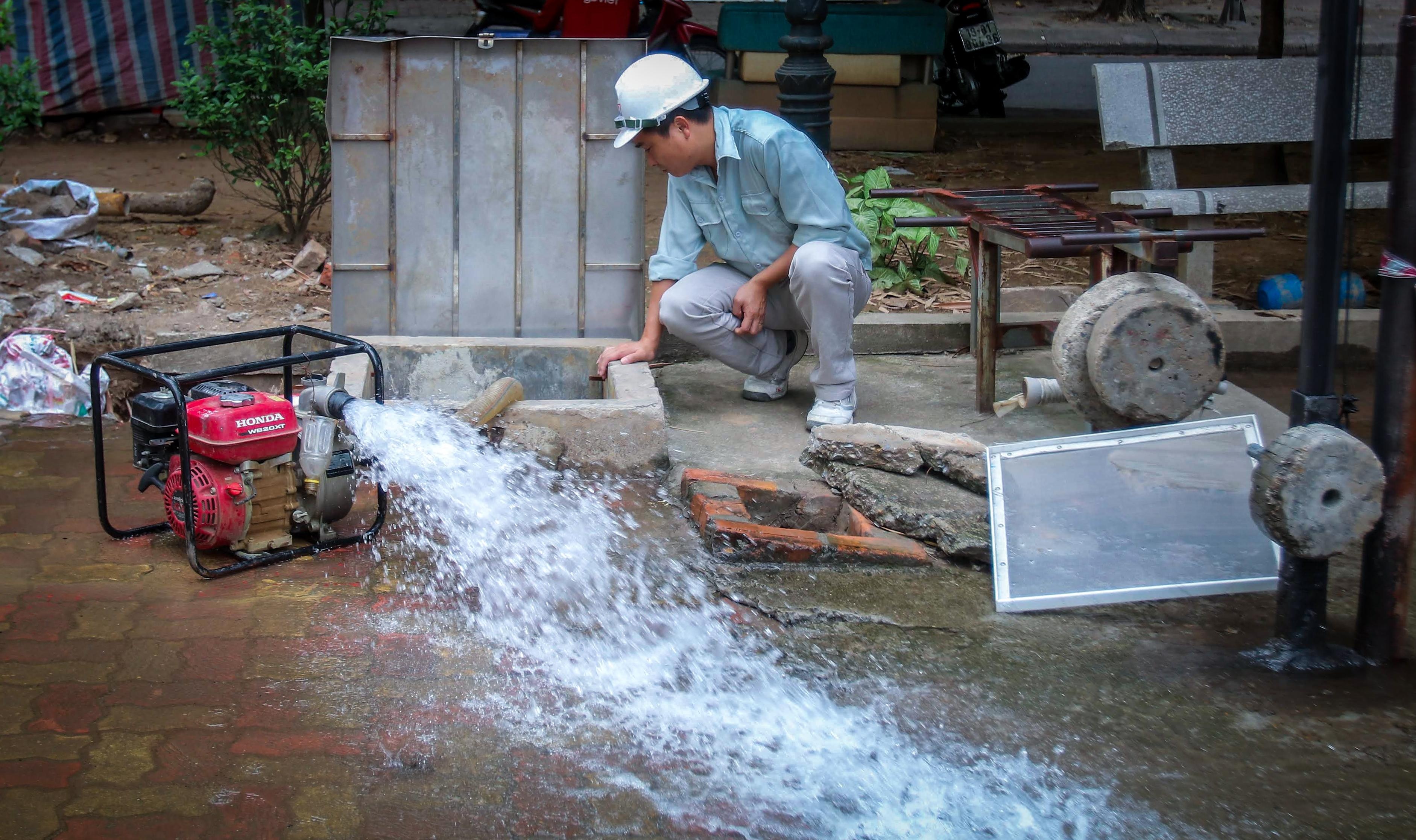 người dân Hà Nội xếp hàng lấy nước sạch ảnh 37 nguoi dan Ha Noi xep hang lay nuoc sach anh 37