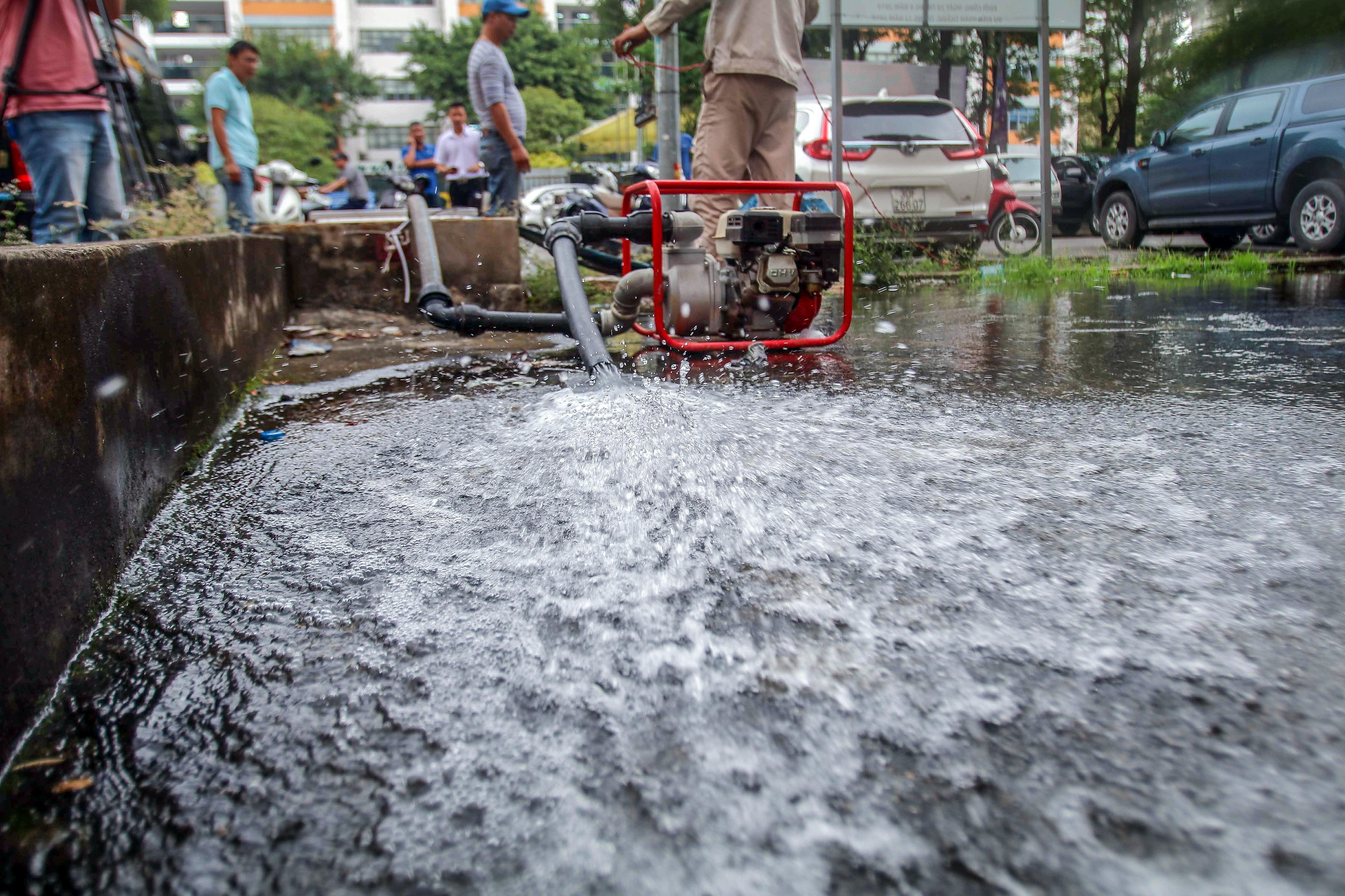 người dân Hà Nội xếp hàng lấy nước sạch ảnh 35 nguoi dan Ha Noi xep hang lay nuoc sach anh 35