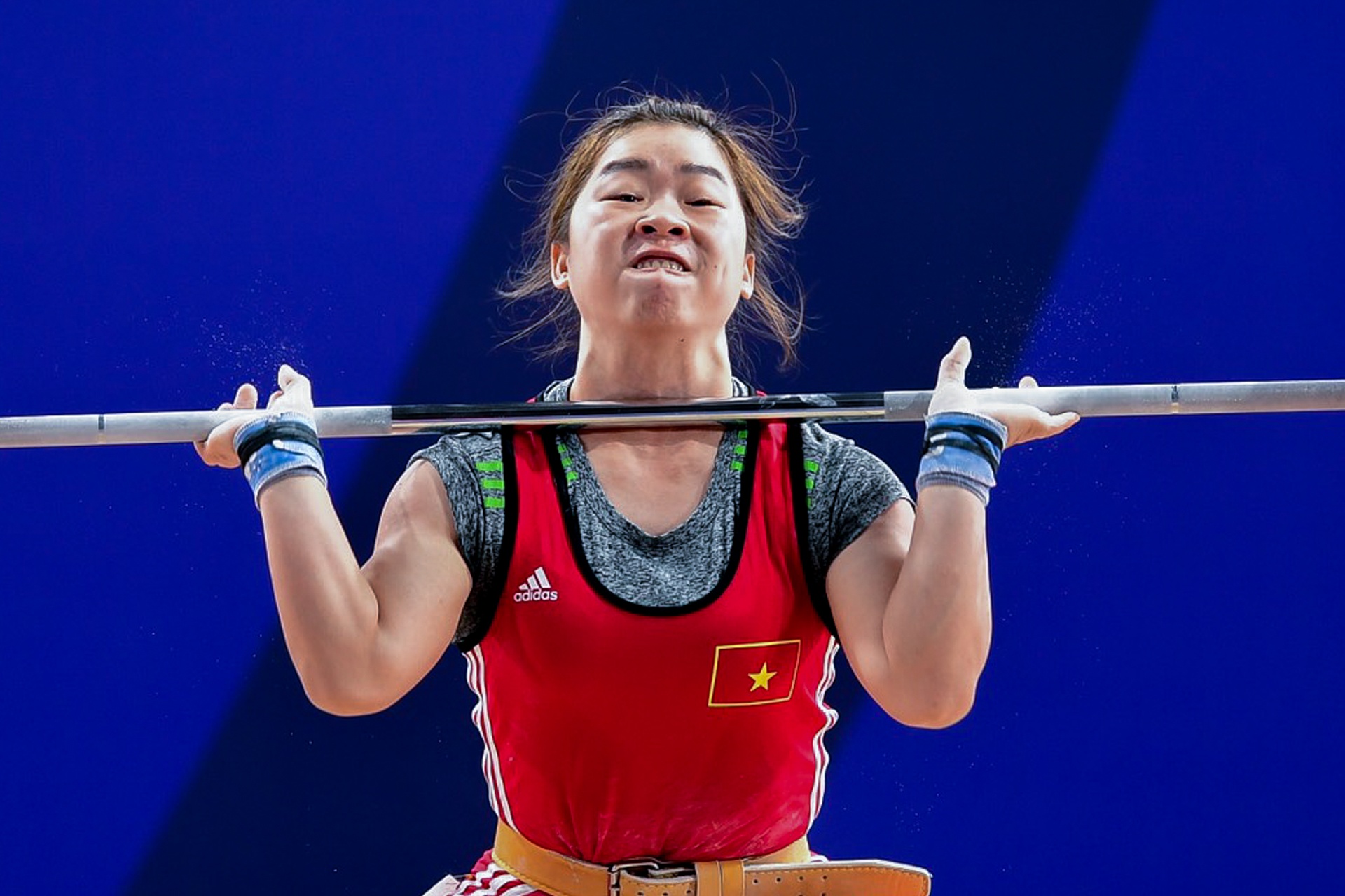 Hoang Thi Duyen cu ta huy chuong vang anh 2