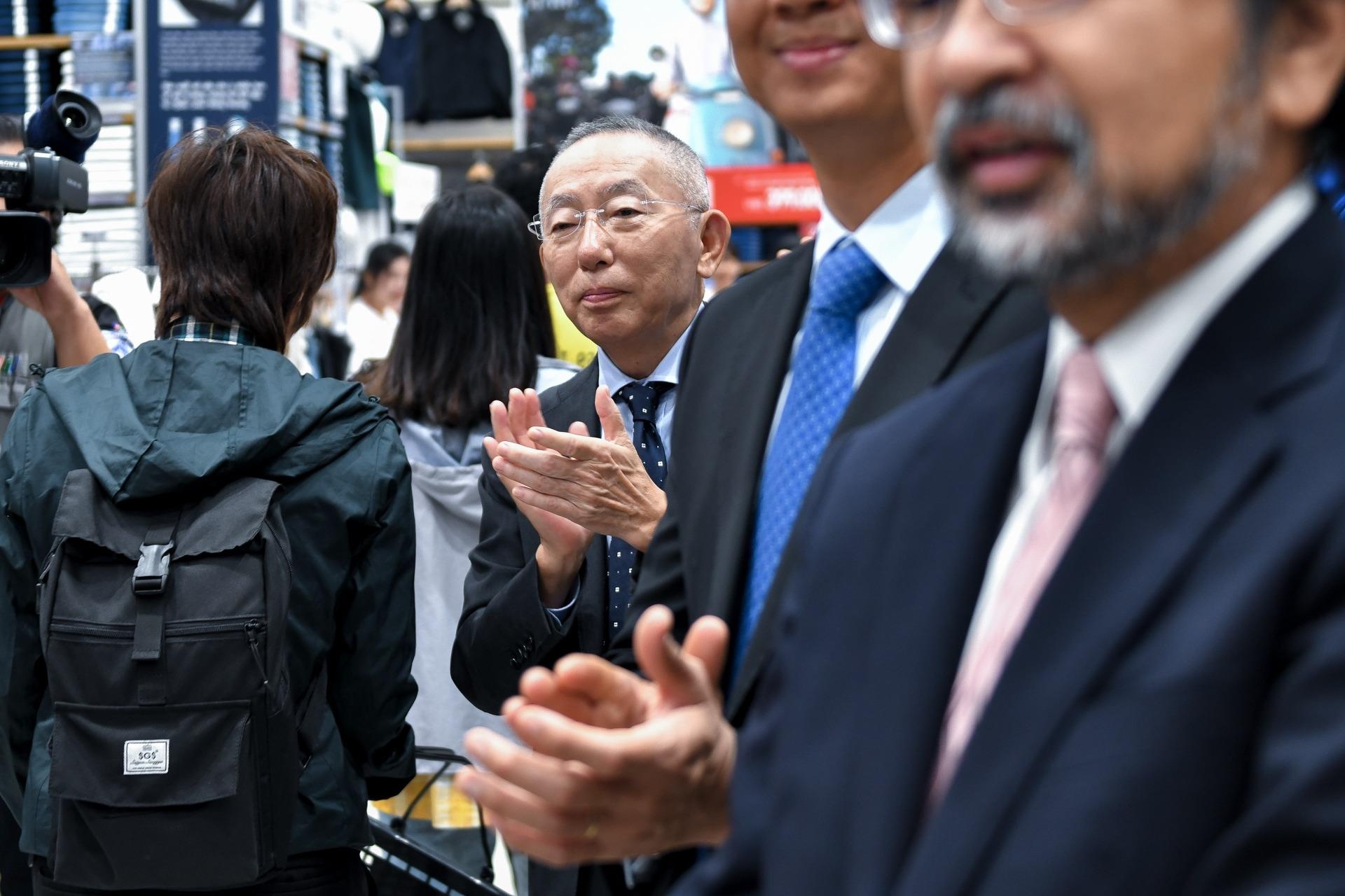 Uniqlo khai truong, ong chu giau nhat Nhat Ban vo tay don khach Viet hinh anh