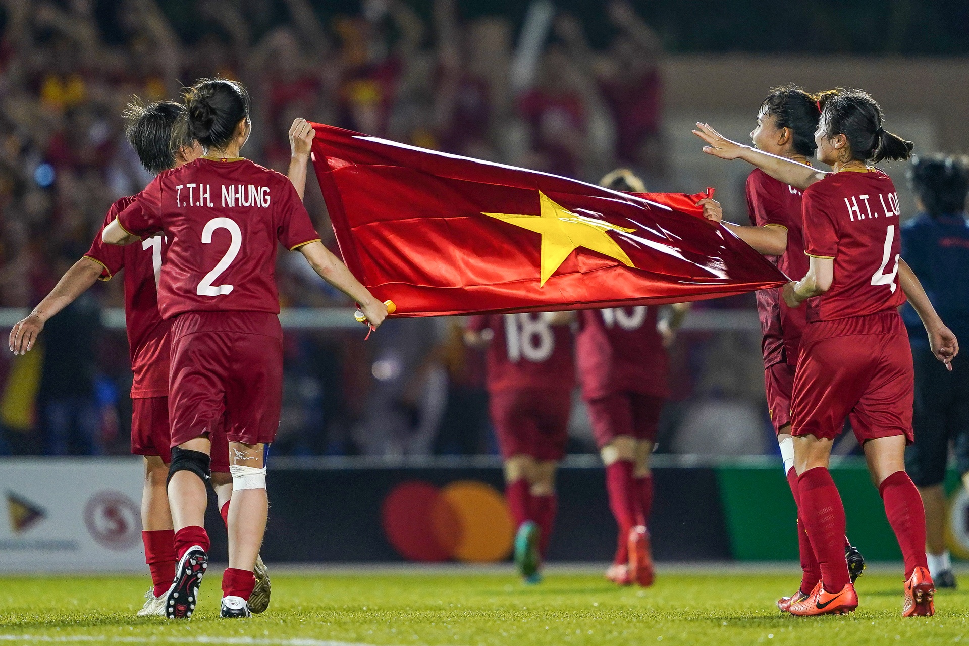 Doanh nghiep dau tien treo thuong neu tuyen bong da nu vo dich hinh anh