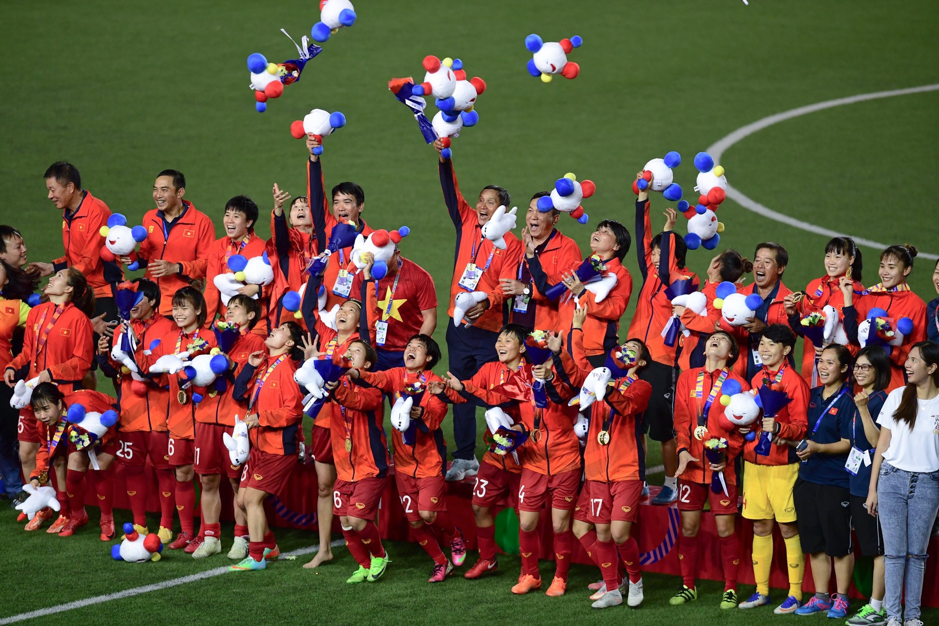 bong da nu doat huy chuong vang anh 8