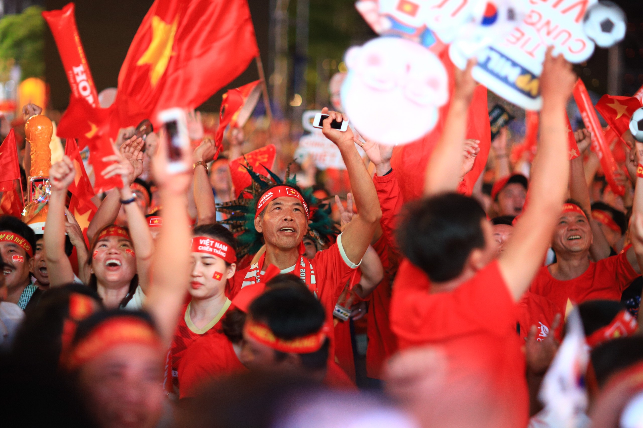 Nguoi Sai Gon xem chung ket bong da o pho di bo anh 12