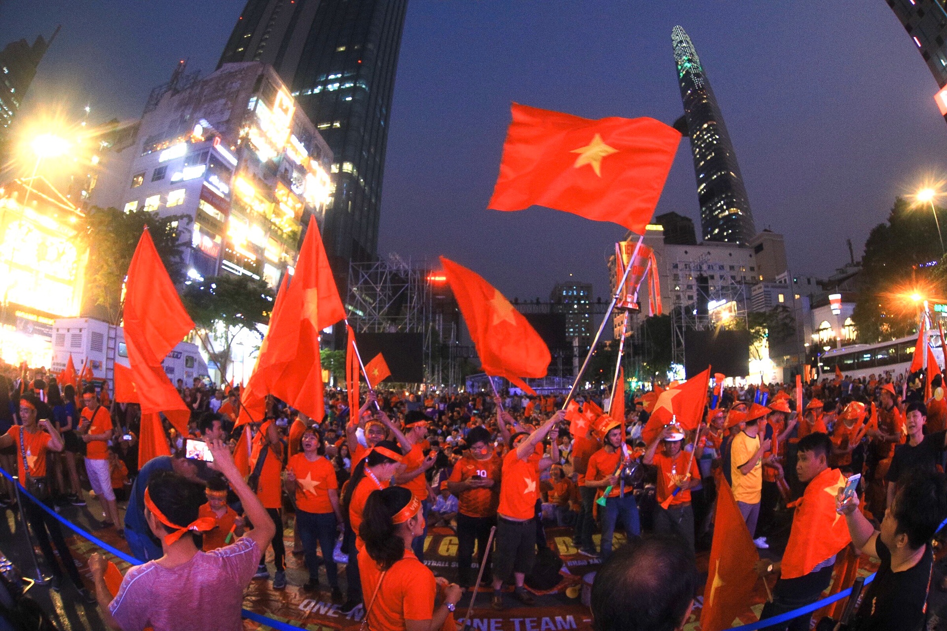 Nguoi Sai Gon xem chung ket bong da o pho di bo anh 6