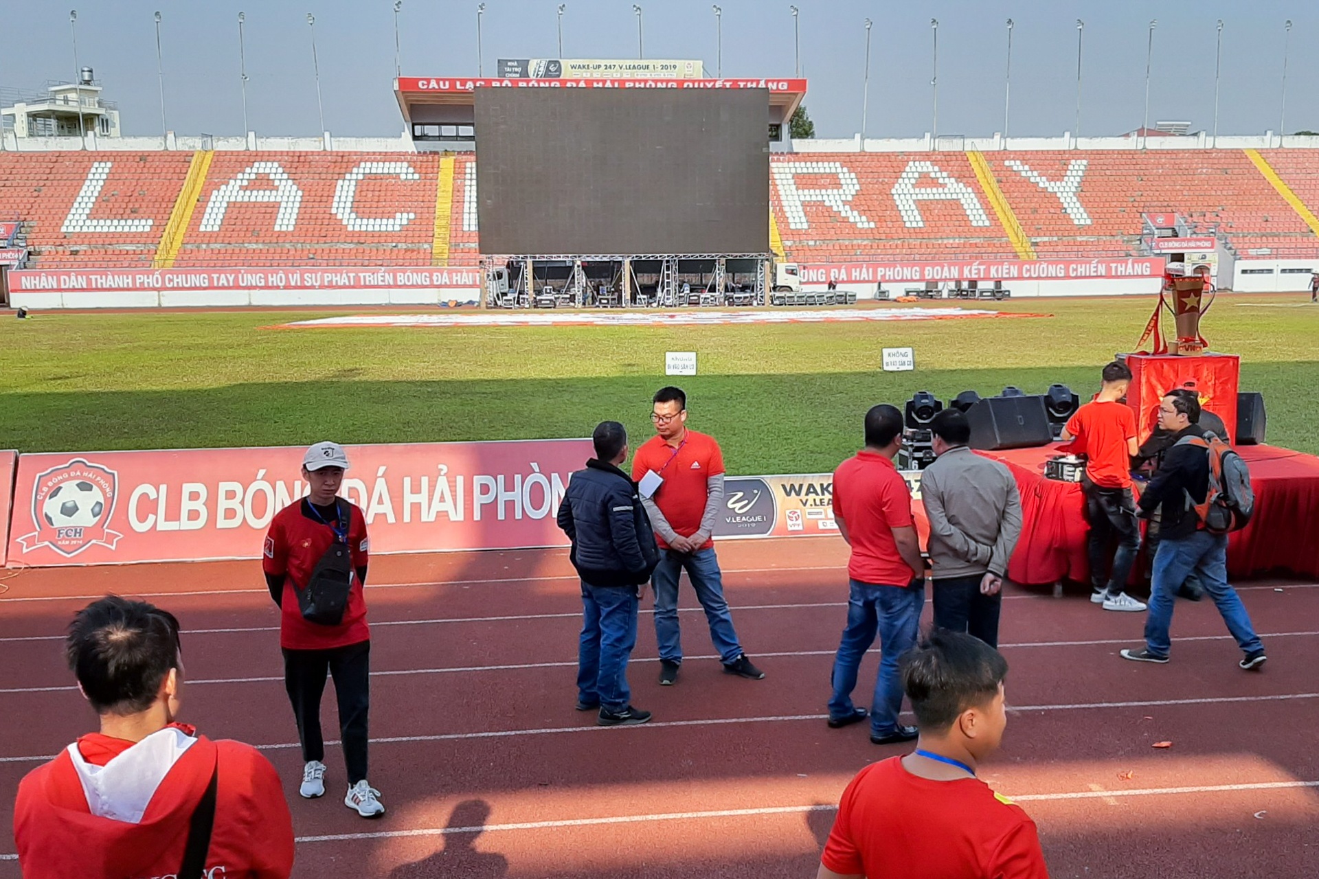 Nhieu man hinh LED phuc vu xem bong da anh 4