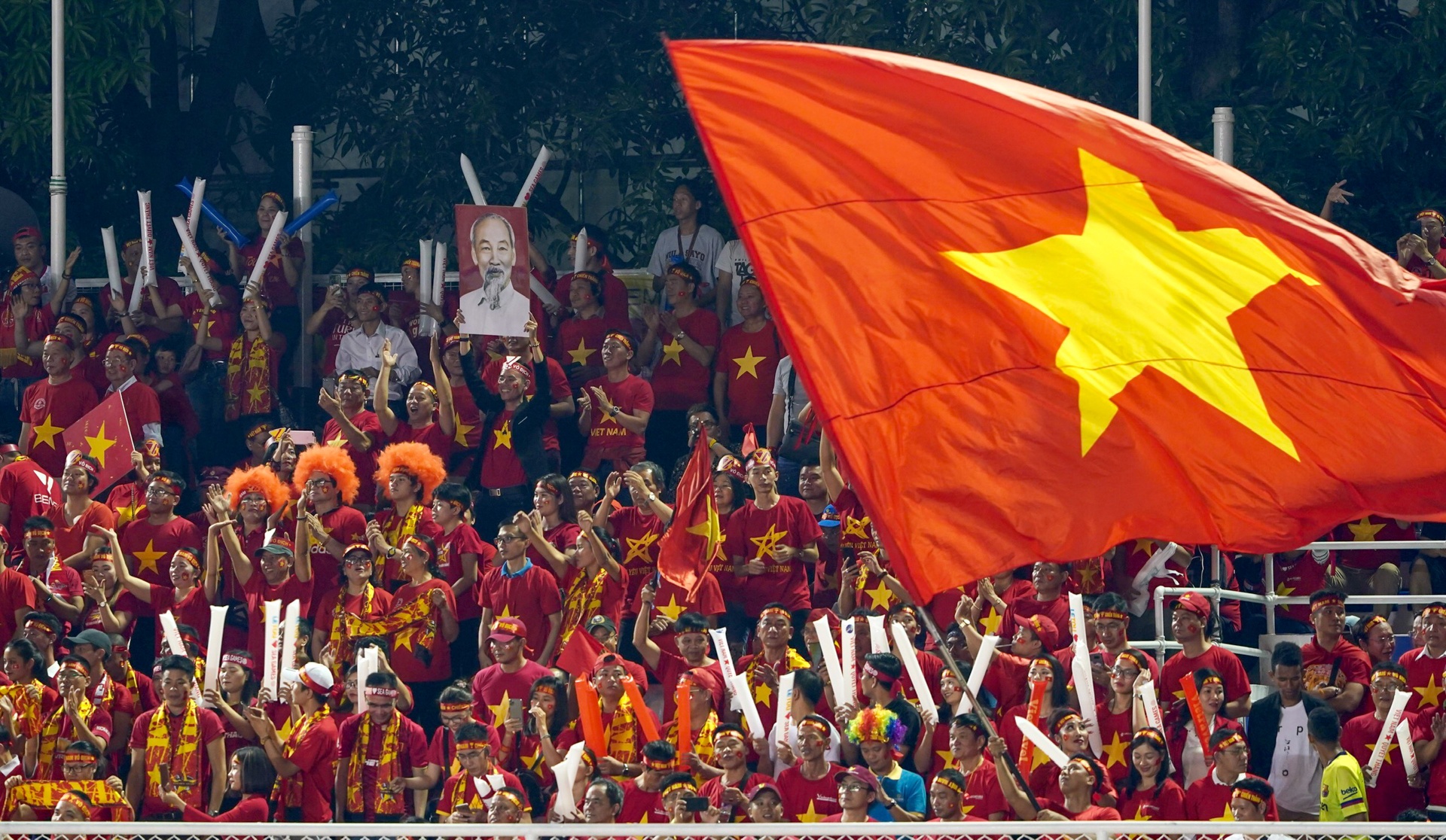 Sân Rizal Memorial tràn ngập sắc đỏ của CĐV Việt Nam ảnh 2 San Rizal Memorial tran ngap sac do cua CDV Viet Nam anh 2