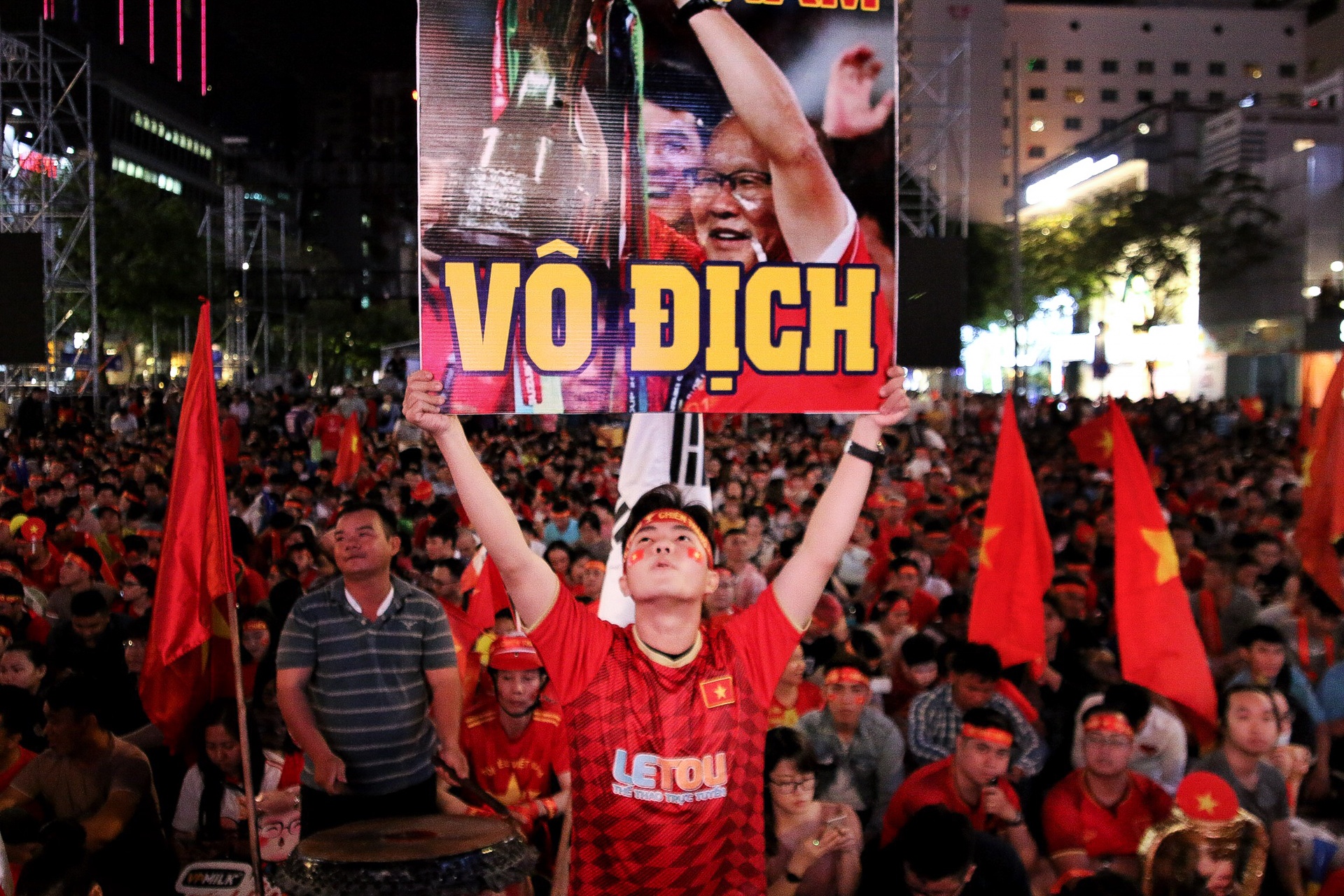 Nguoi Sai Gon xem chung ket bong da o pho di bo anh 7