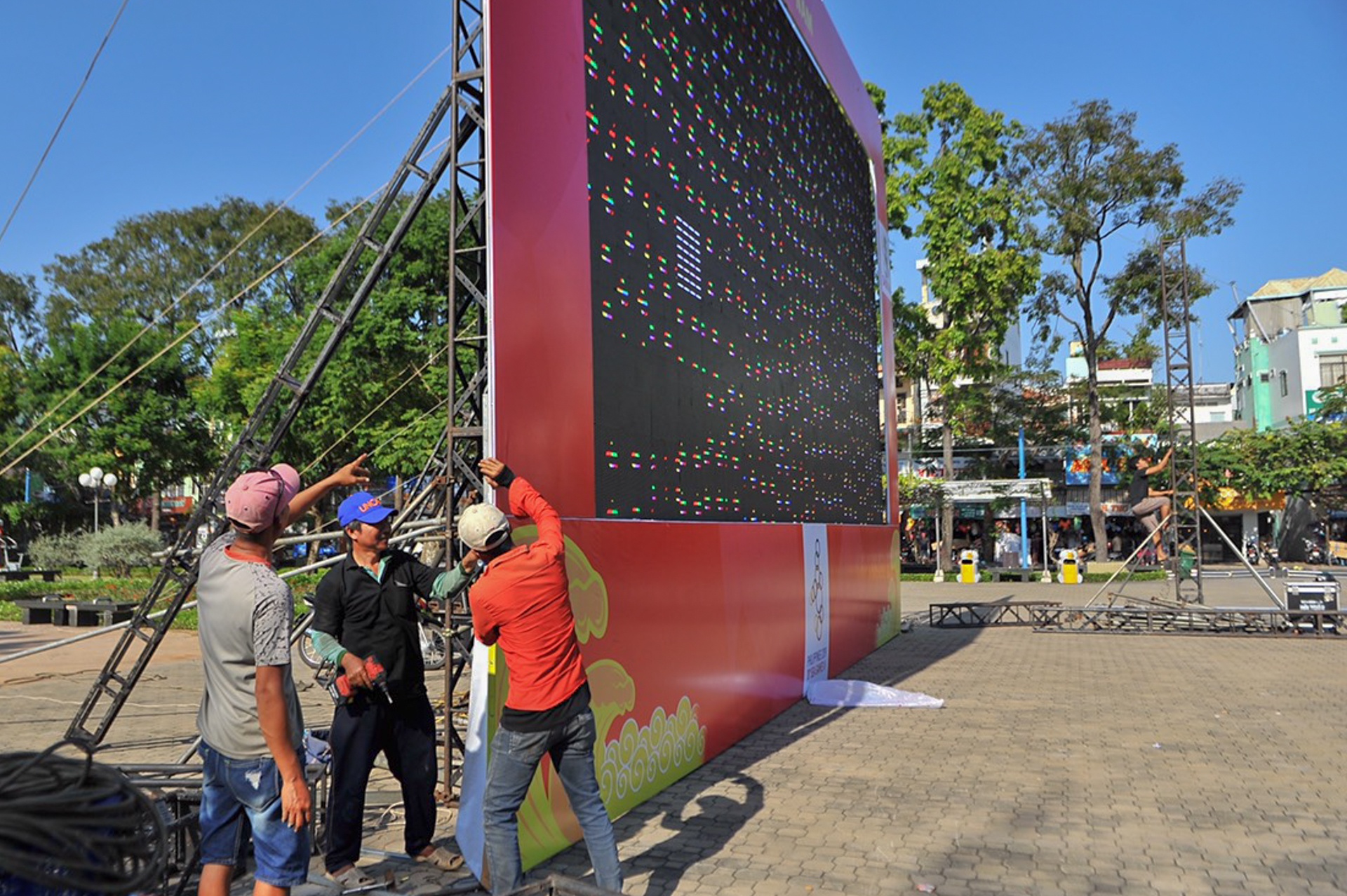 Nhieu man hinh LED phuc vu xem bong da anh 8