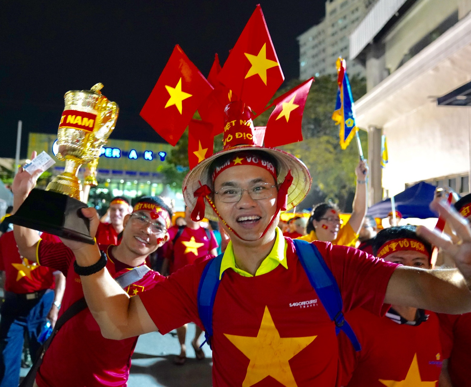 Sân Rizal Memorial tràn ngập sắc đỏ của CĐV Việt Nam ảnh 6 San Rizal Memorial tran ngap sac do cua CDV Viet Nam anh 6