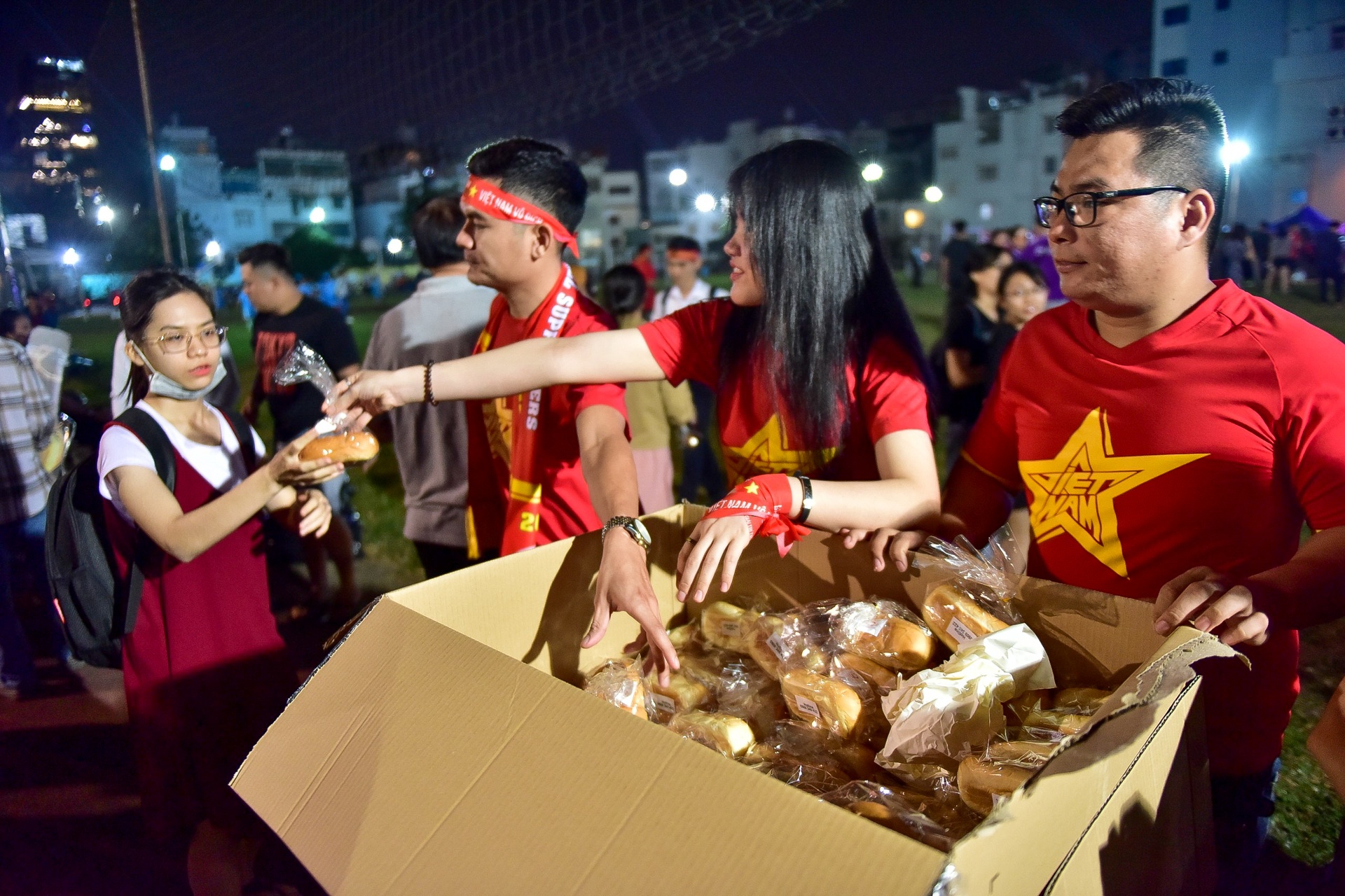 Nguoi Sai Gon xem chung ket bong da o pho di bo anh 9