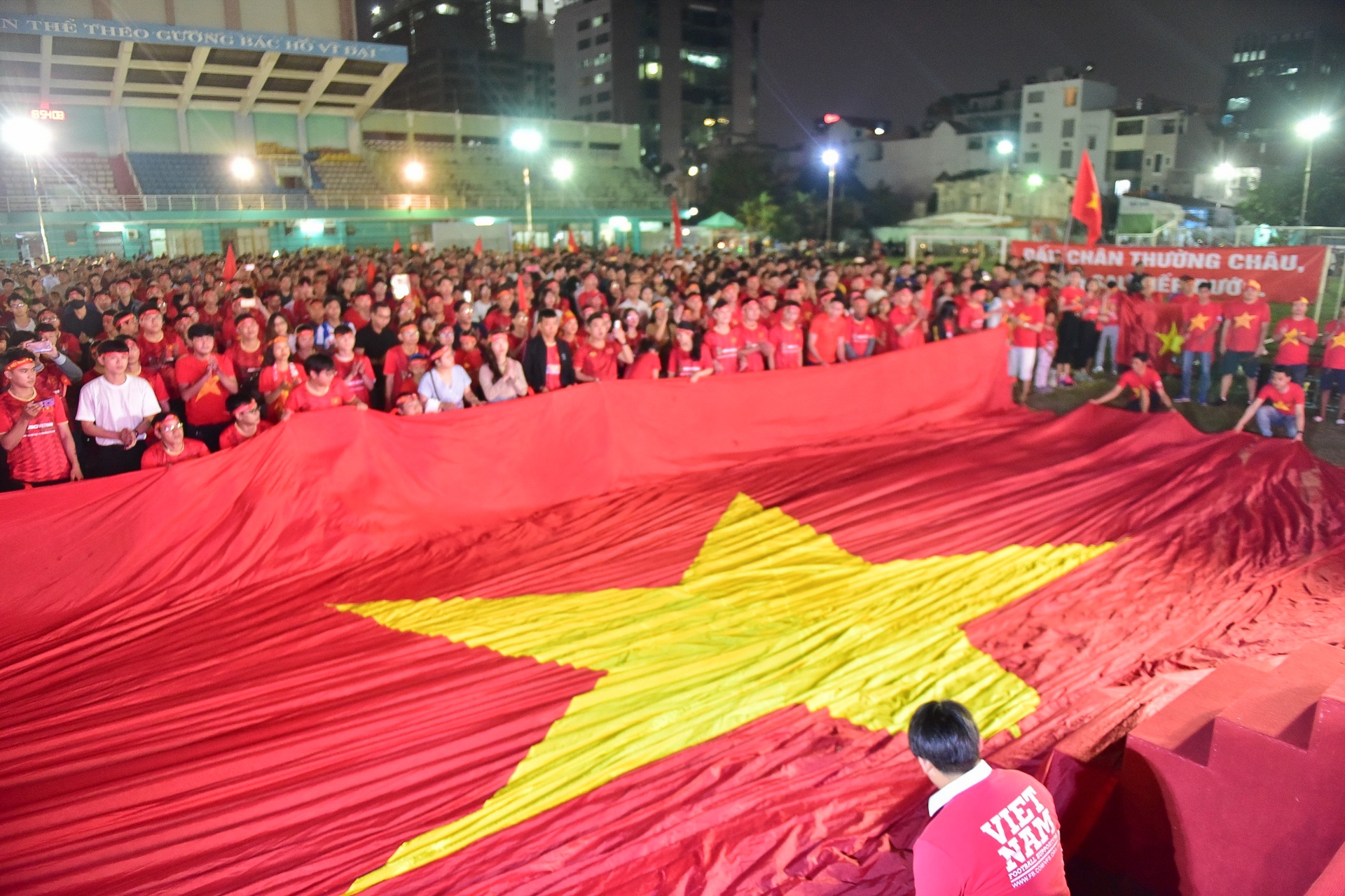 Nguoi Sai Gon xem chung ket bong da o pho di bo anh 10