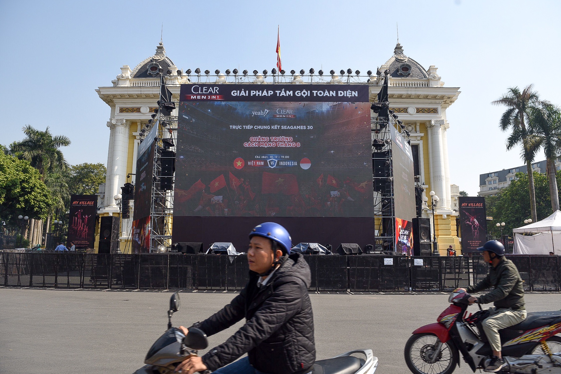 Nhieu man hinh LED phuc vu xem bong da anh 1