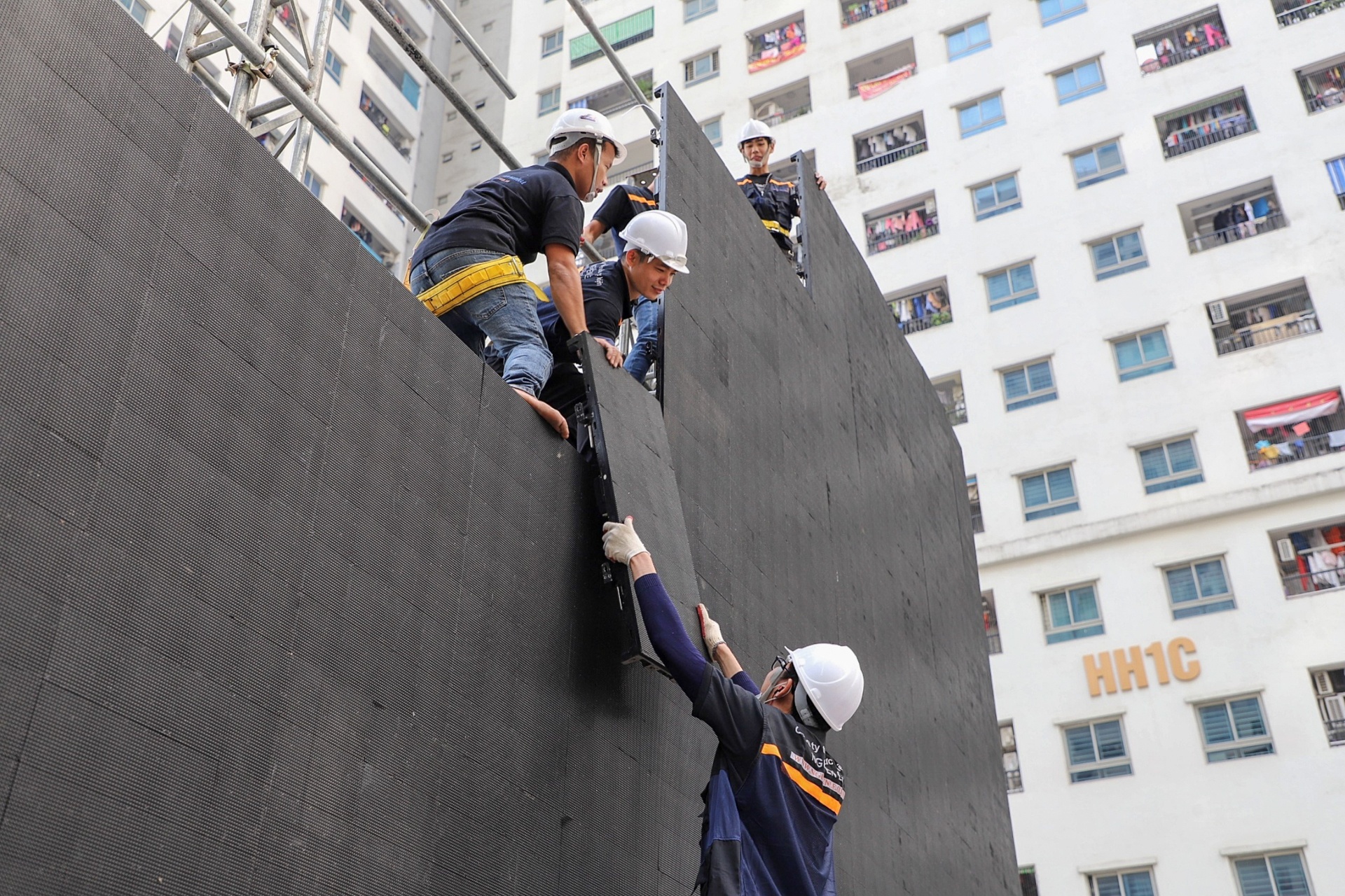 Nhieu man hinh LED phuc vu xem bong da anh 3