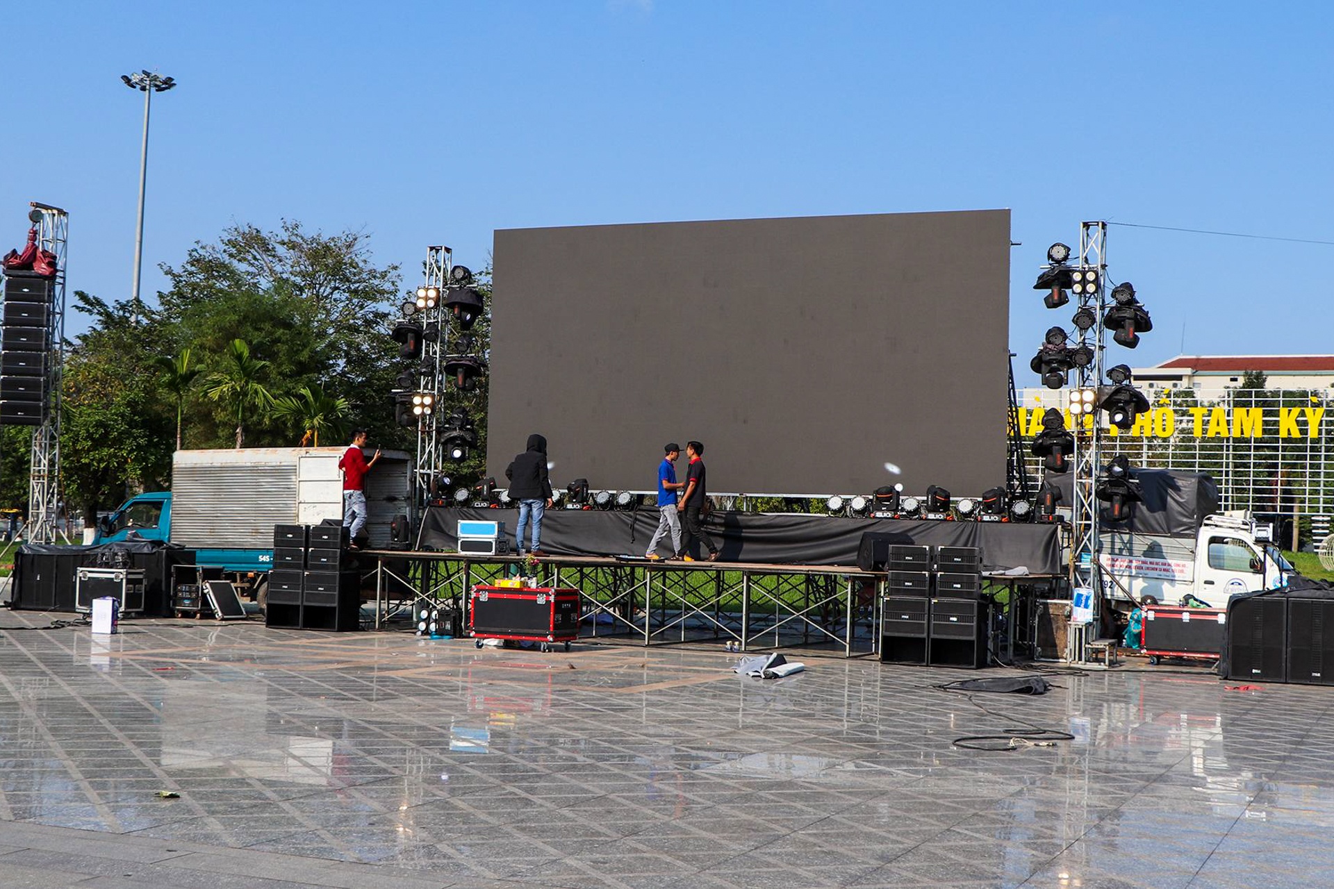 Nhieu man hinh LED phuc vu xem bong da anh 5