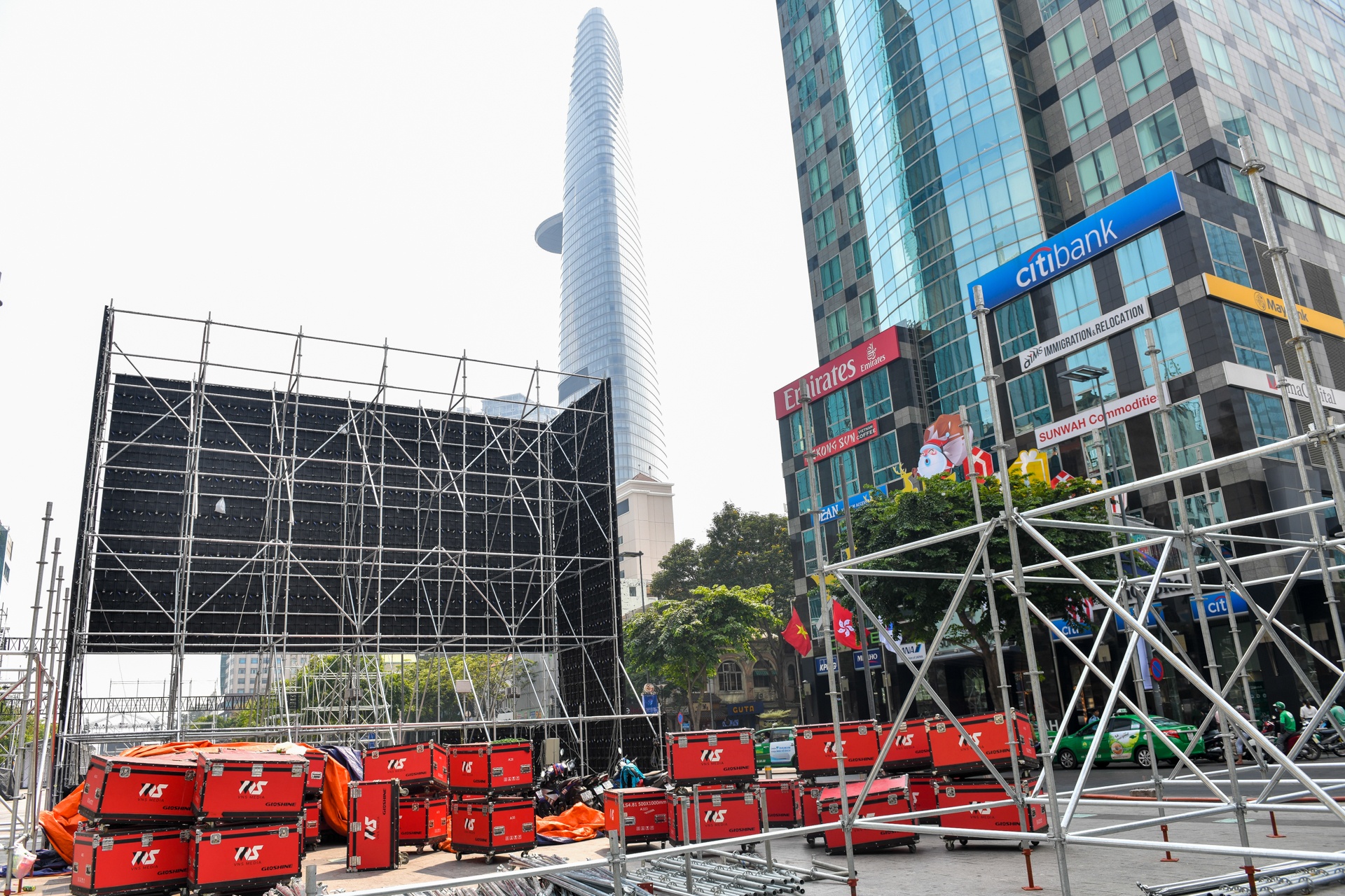 Nhieu man hinh LED phuc vu xem bong da anh 6