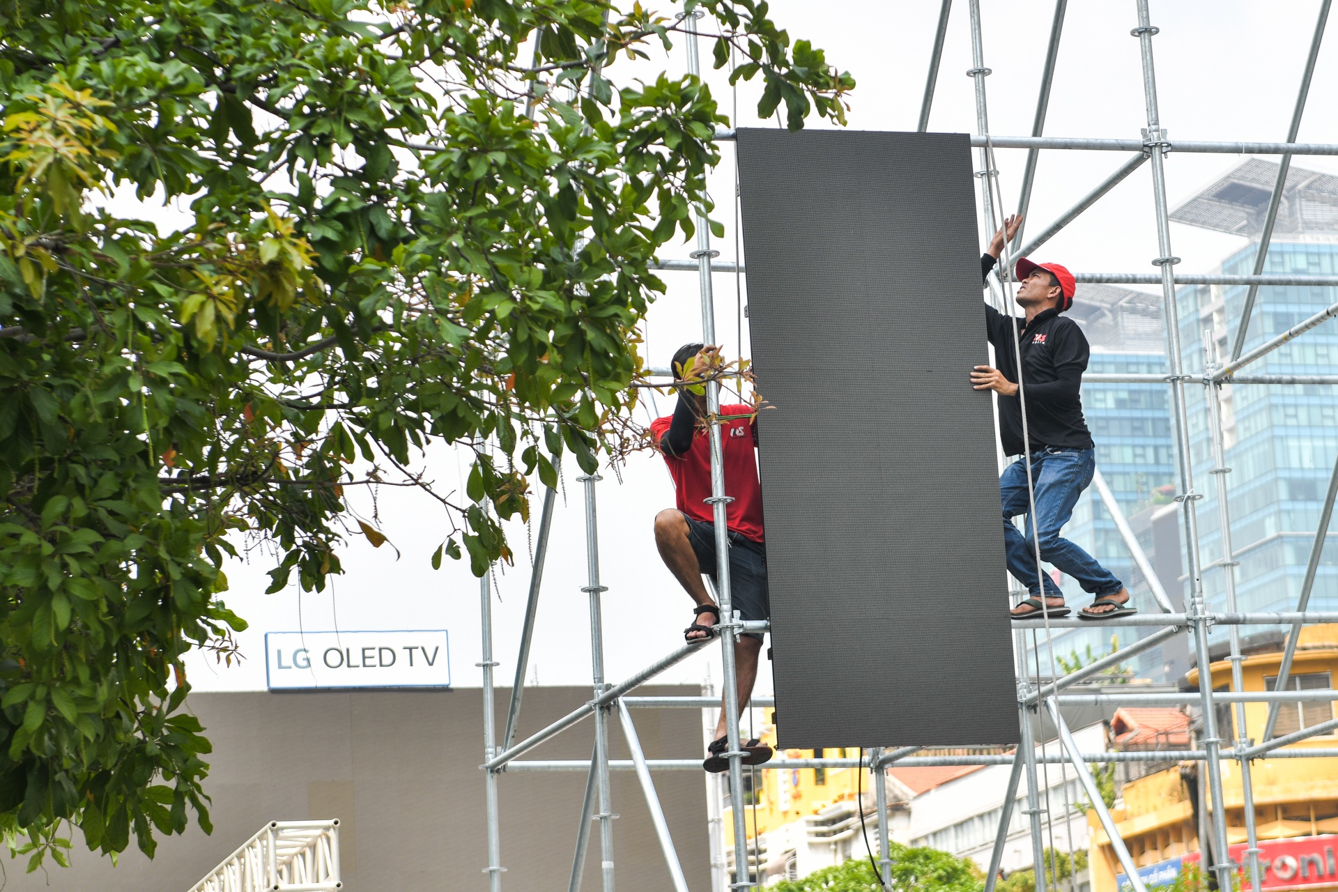 Nhieu man hinh LED phuc vu xem bong da anh 7