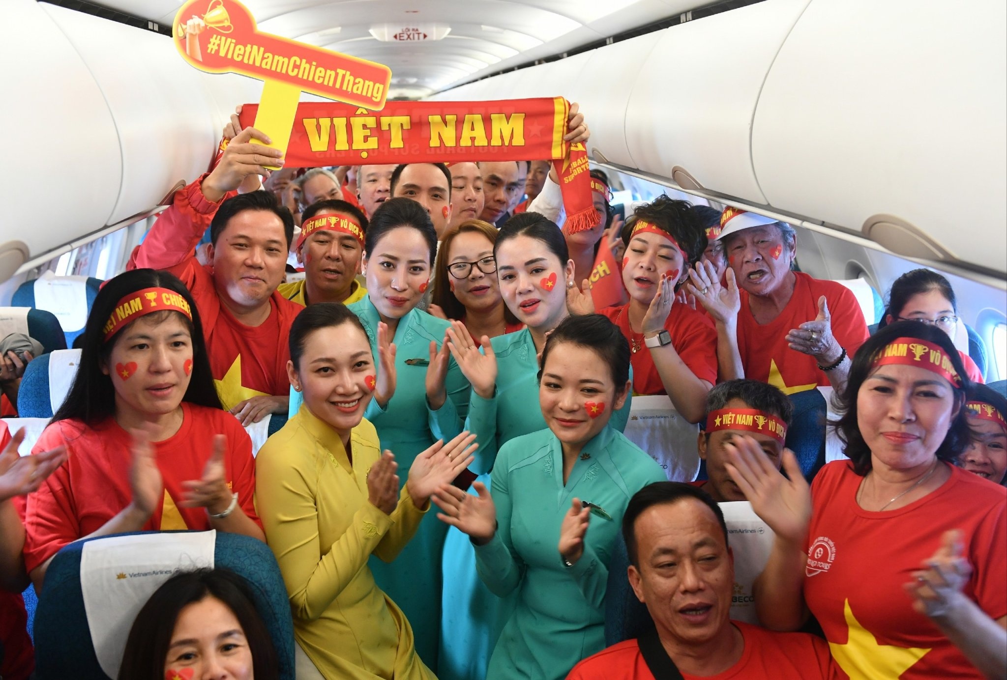 CDV hat quoc ca tren may bay khi len duong co vu U22 Viet Nam hinh anh