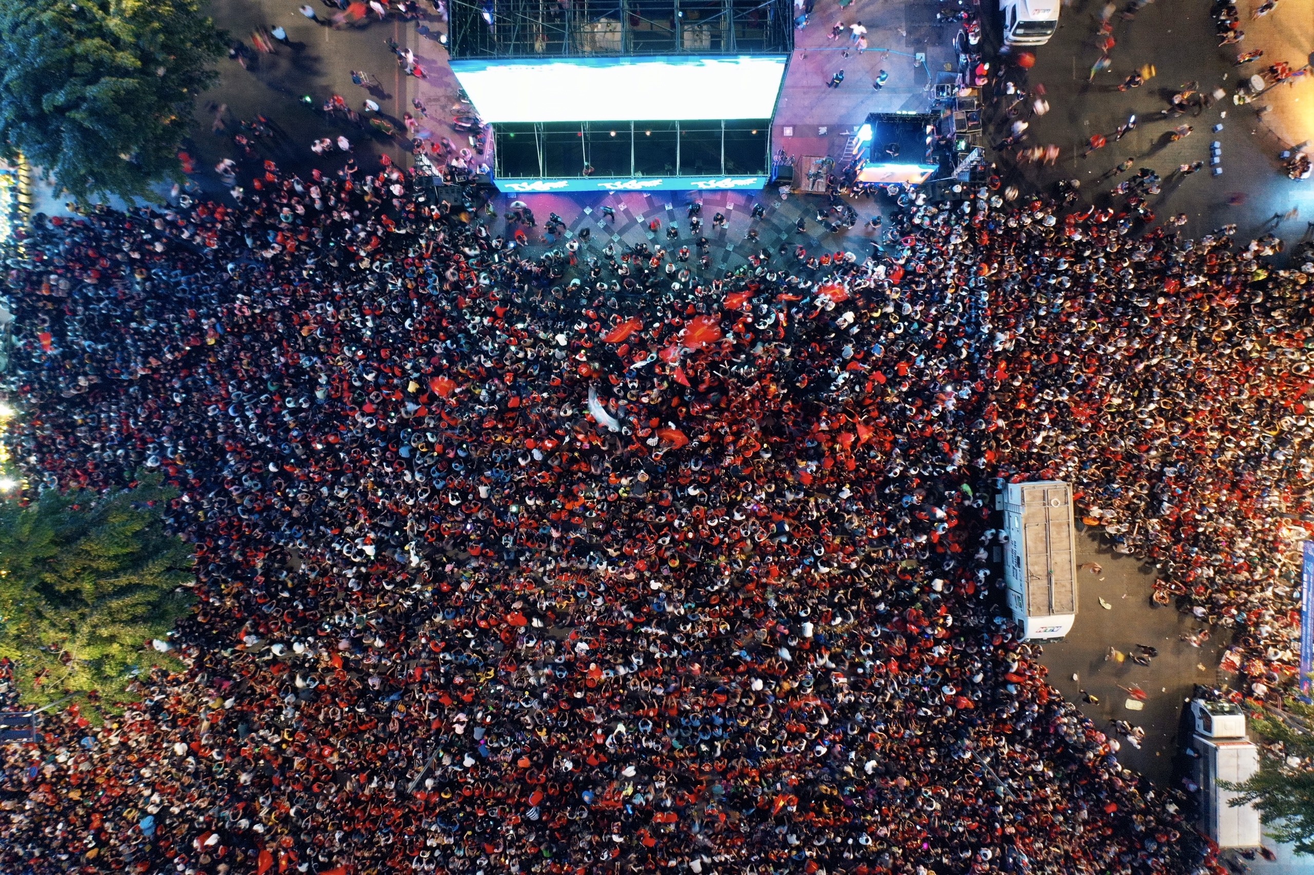 Nguoi Sai Gon xem chung ket bong da o pho di bo anh 16