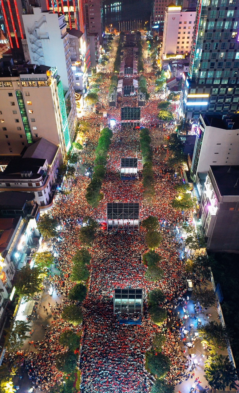 Nguoi Sai Gon xem chung ket bong da o pho di bo anh 15