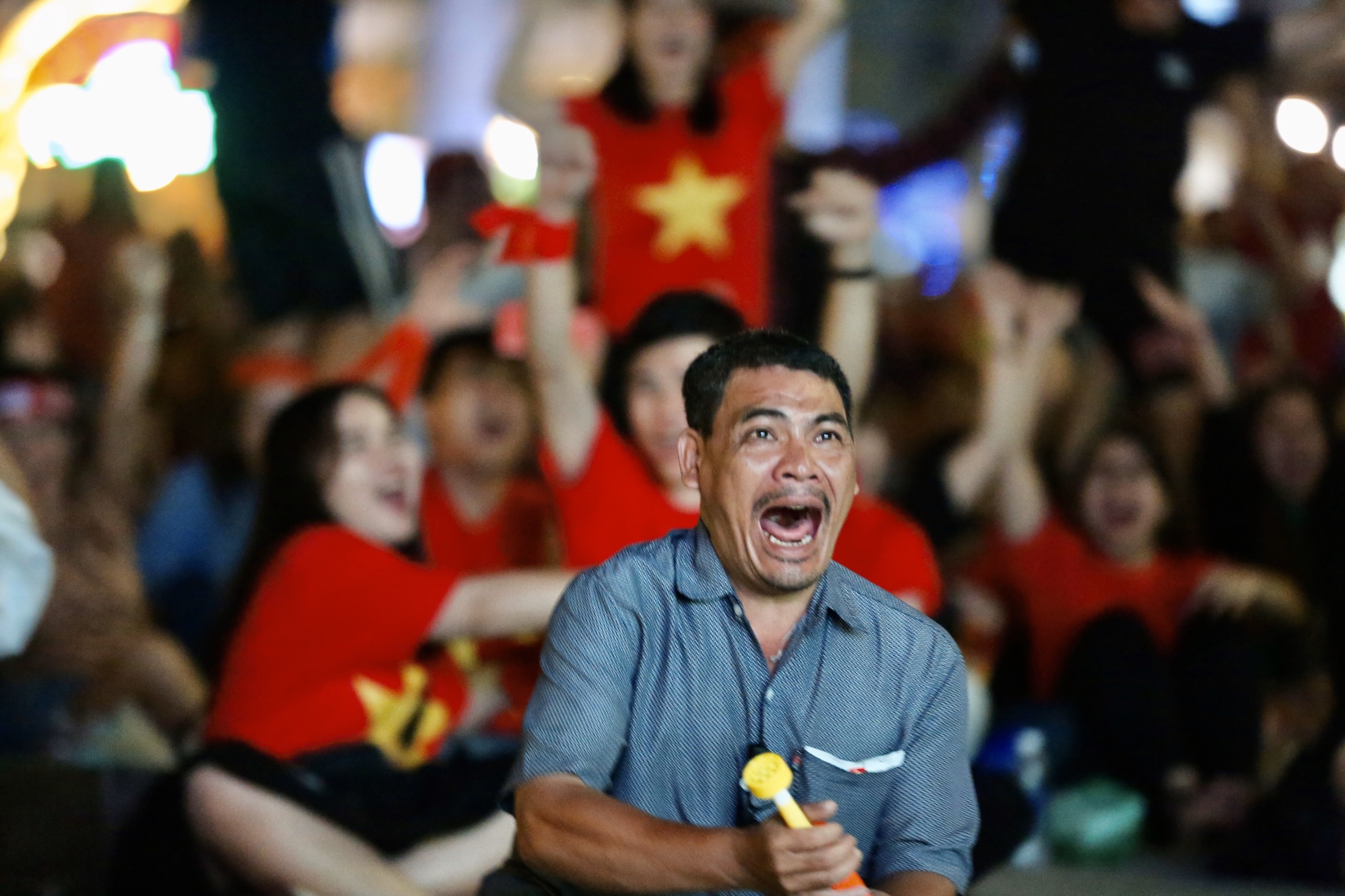 Nguoi Sai Gon xem chung ket bong da o pho di bo anh 17