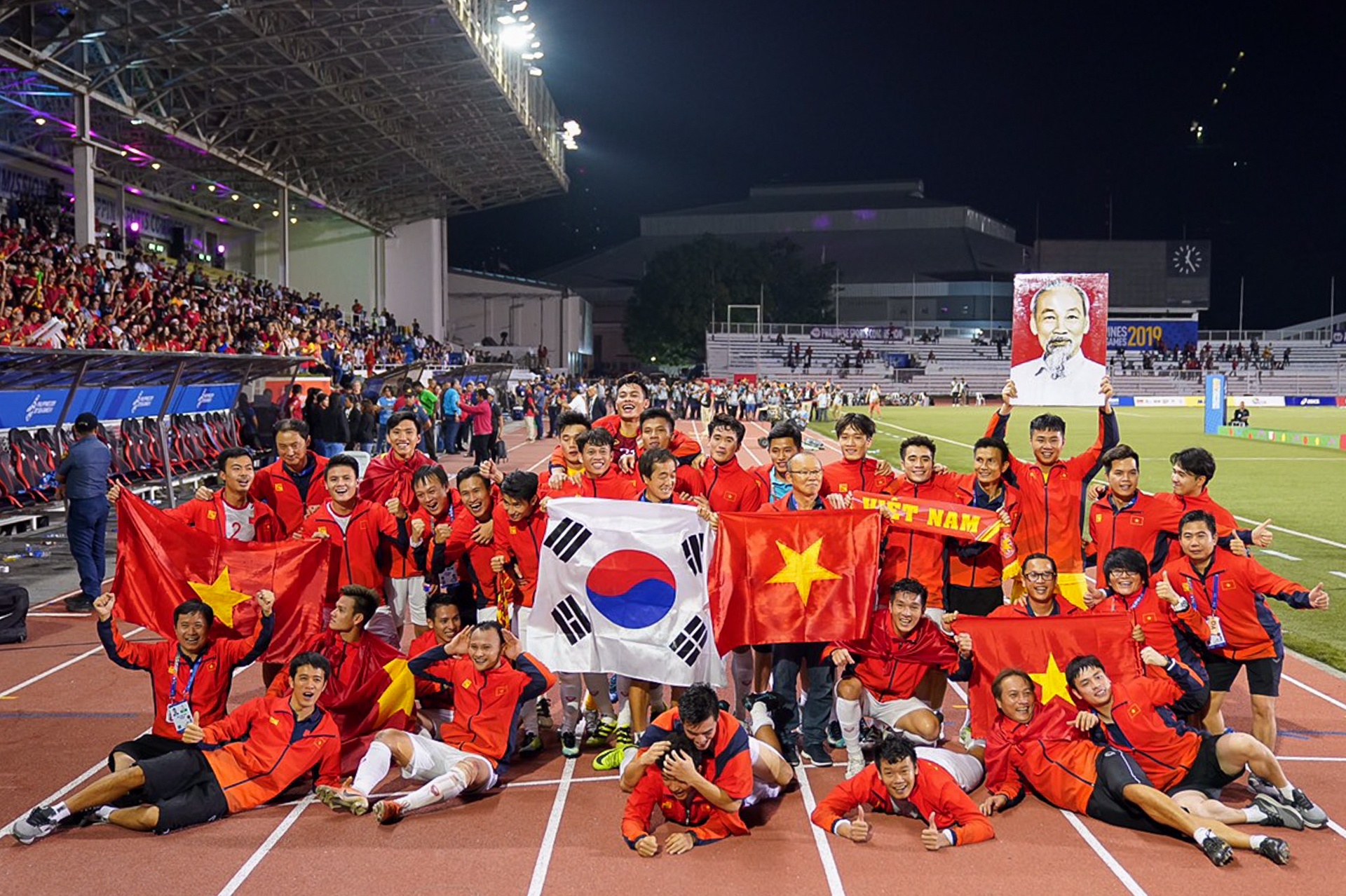 Khoanh khac lich su cua bong da Viet lan dau cham tay vao cup vang anh 14